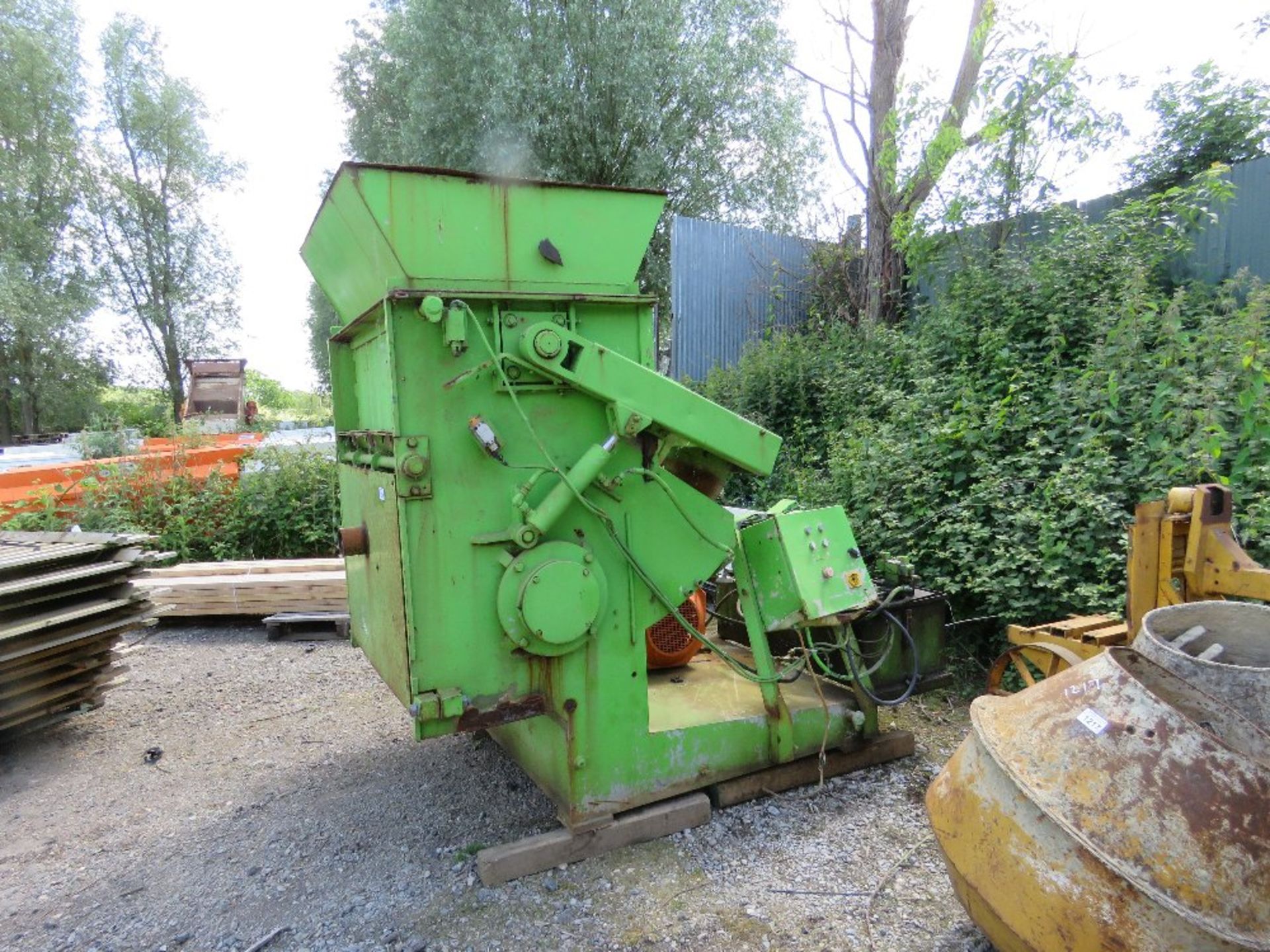 GREEN 3 PHASE SHREDDER UNIT, ABB MOTOR POWERED WITH HYDRAULIC POWER PACK.