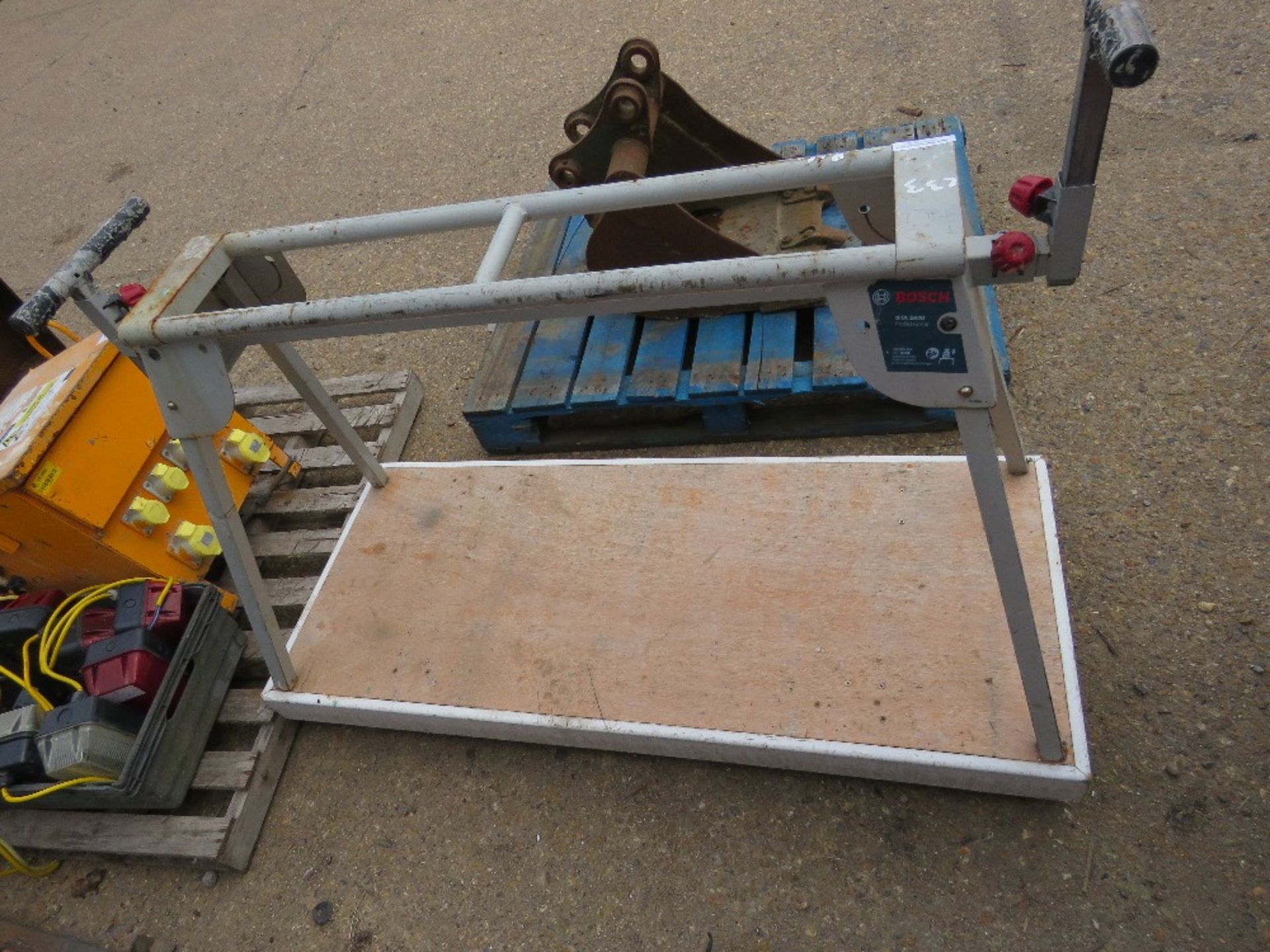 BOSCH GTA2600 PROFESSIONAL SAW TABLE STAND. THIS LOT IS SOLD UNDER THE AUCTIONEERS MARGIN SCHEME, TH - Image 2 of 2