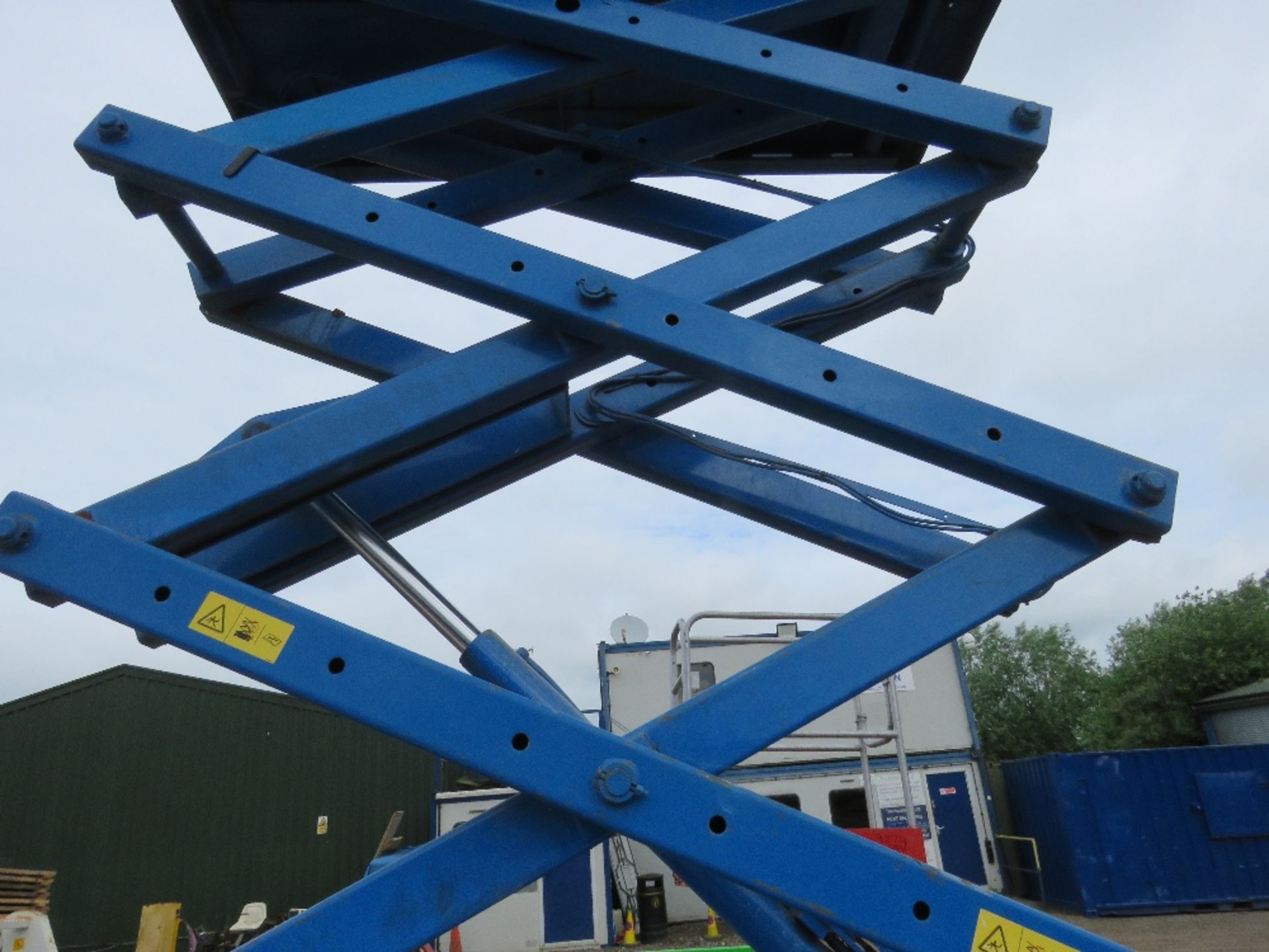 GENIE 2646 BATTERY POWERED SCISSOR ACCESS LIFT. YEAR 2006. DIRECT FROM CONTRACTOR WHO IS DOWNSIZING. - Image 5 of 6