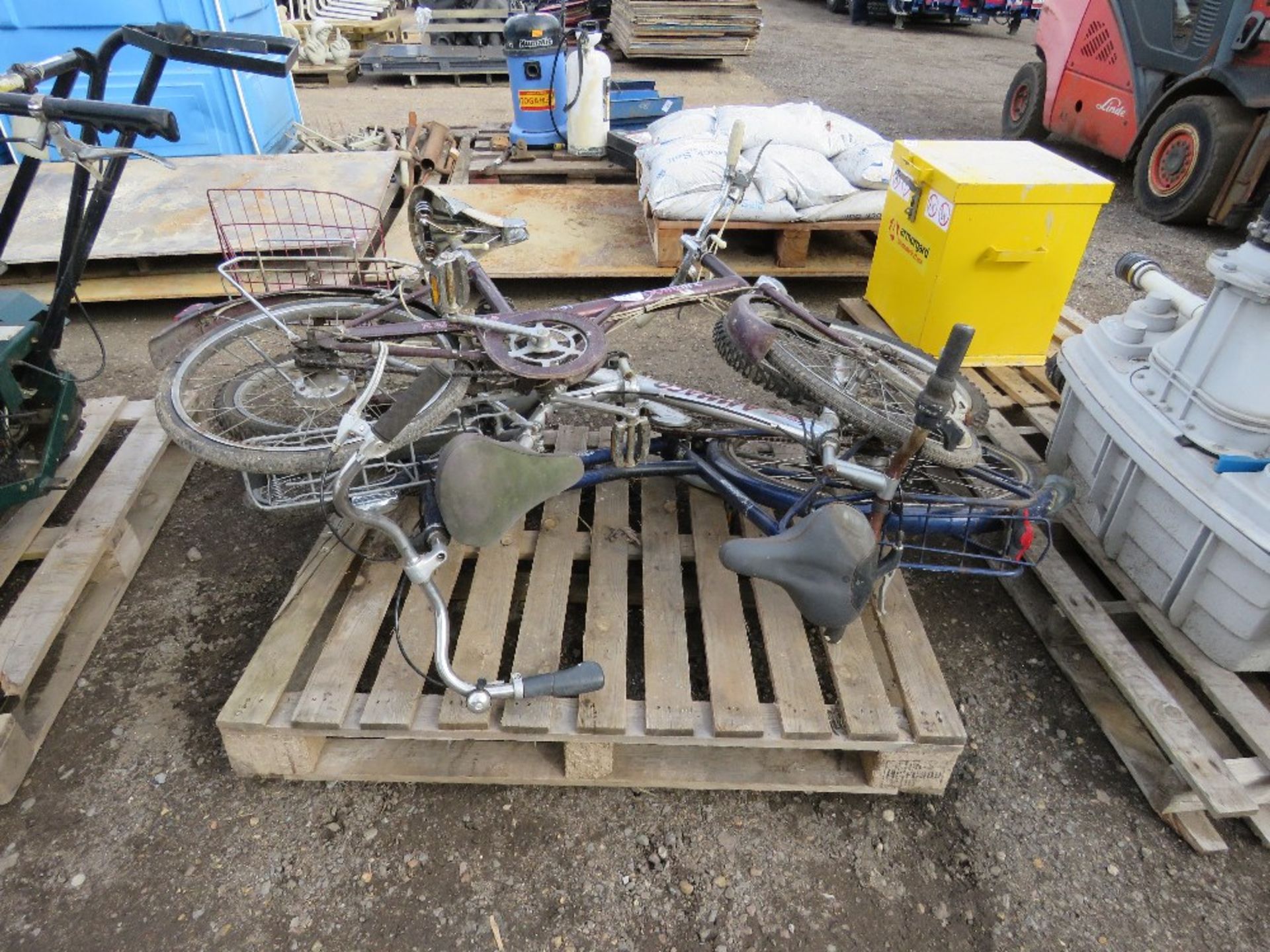 3 X ASSORTED BICYCLES. THIS LOT IS SOLD UNDER THE AUCTIONEERS MARGIN SCHEME, THEREFORE NO VAT WILL B - Image 3 of 3