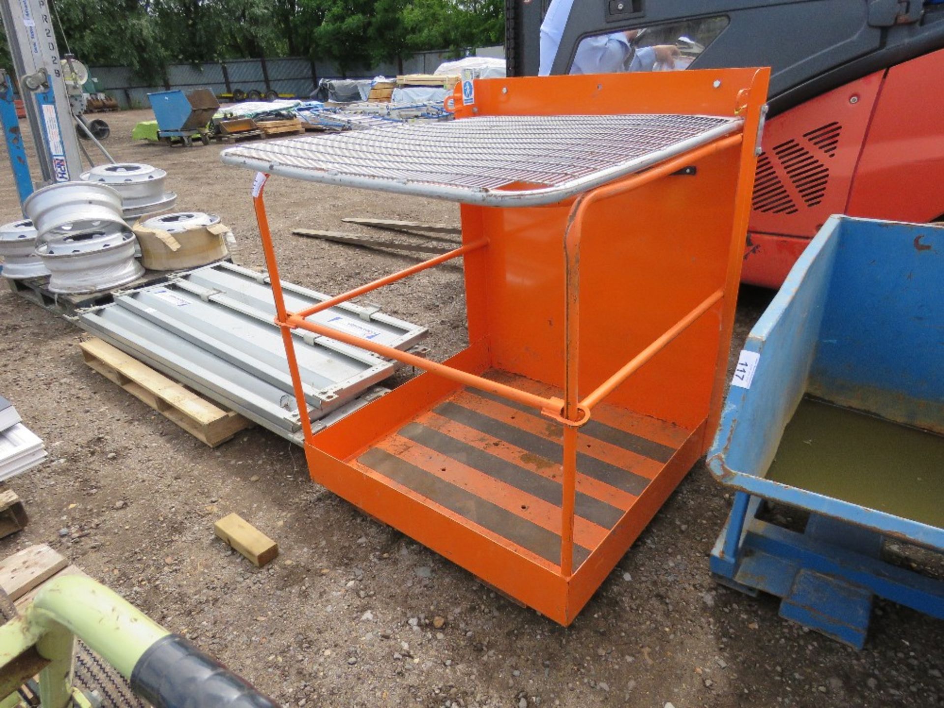 FOLDING MAN / PERSONNEL FORKLIFT CAGE. THIS LOT IS SOLD UNDER THE AUCTIONEERS MARGIN SCHEME, THEREFO - Image 2 of 3