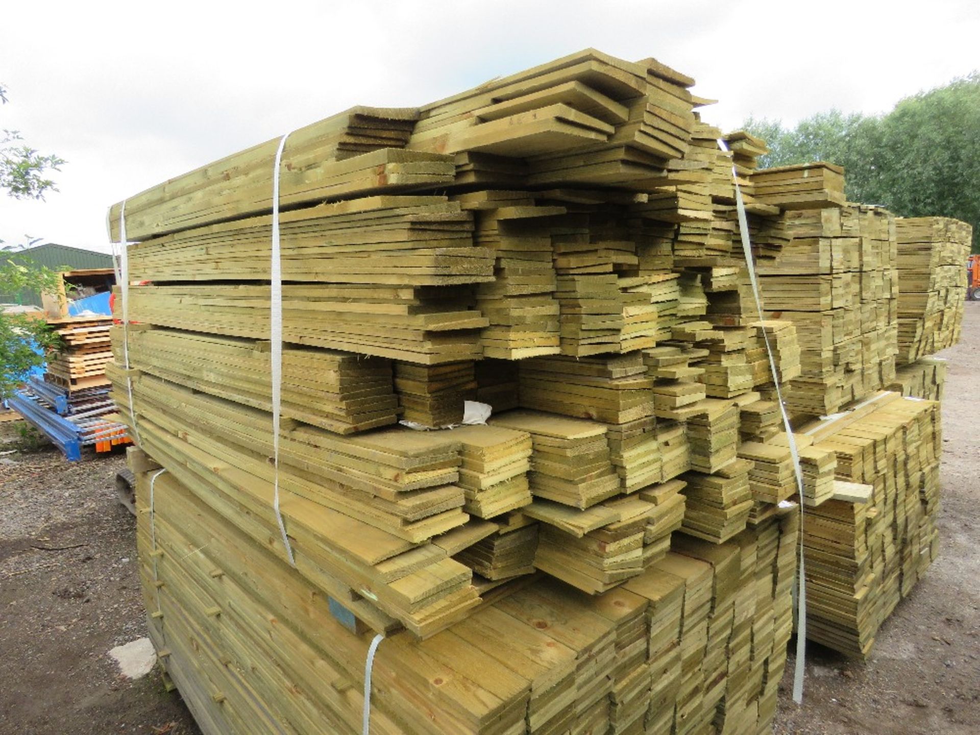 LARGE PACK OF PRESSURE TREATED FEATHER EDGE FENCE CLADDING TIMBERS. MIXED LENGTHS 1.4-1.80M LENGTH X - Image 3 of 4