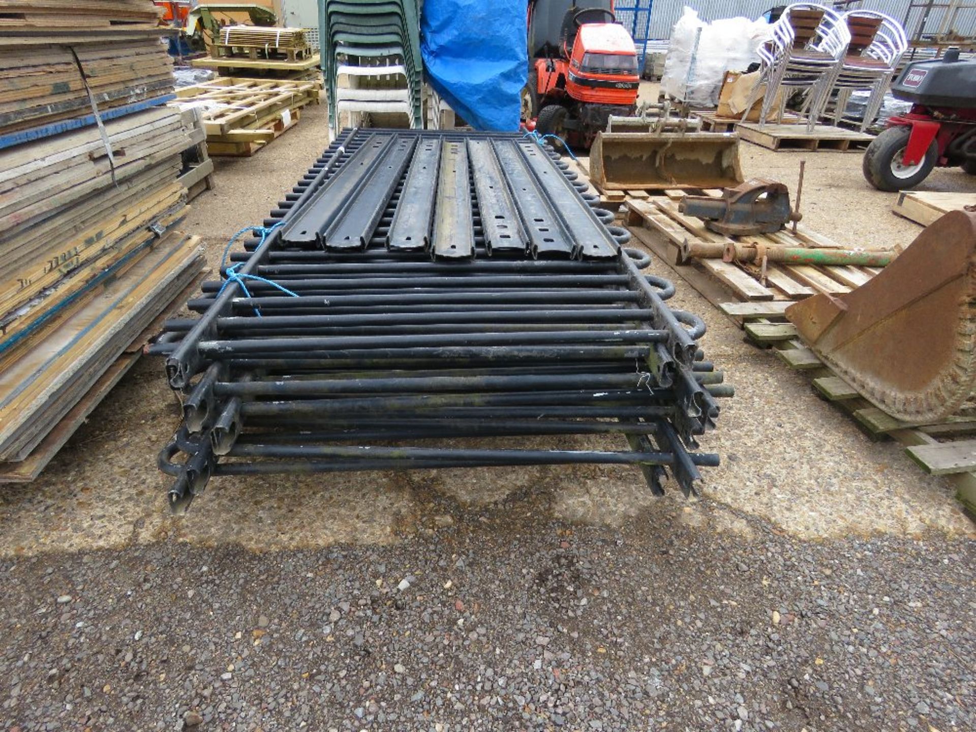 STACK OF 7 X ROUND TOPPED HEAVY DUTY METAL FENCE RAILINGS 2.88M LENGTH X 1.1M HEIGHT APPROX WITH 7 X - Image 3 of 7