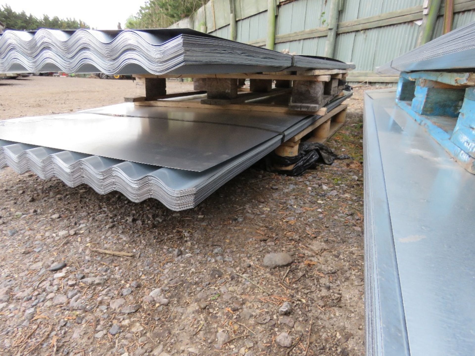 PACK OF 50NO CORRUGATED 8FT LENGTH ROOF SHEETS, GALVANISED. 0.83M WIDTH APPROX. - Image 3 of 5