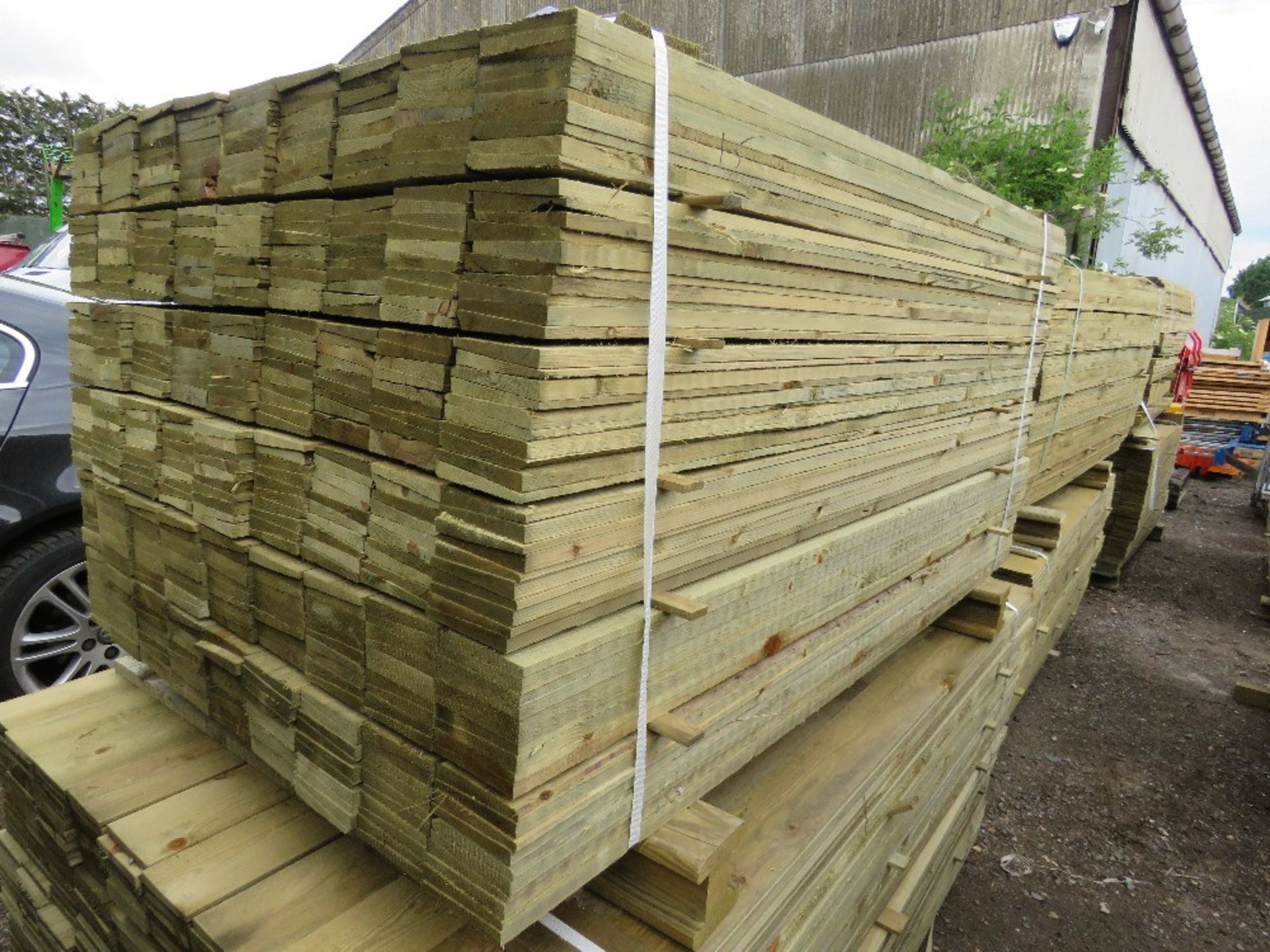 LARGE PACK OF PRESSURE TREATED FEATHER EDGE FENCE CLADDING TIMBERS. 1.50M LENGTH X 10CM WIDTH APPROX