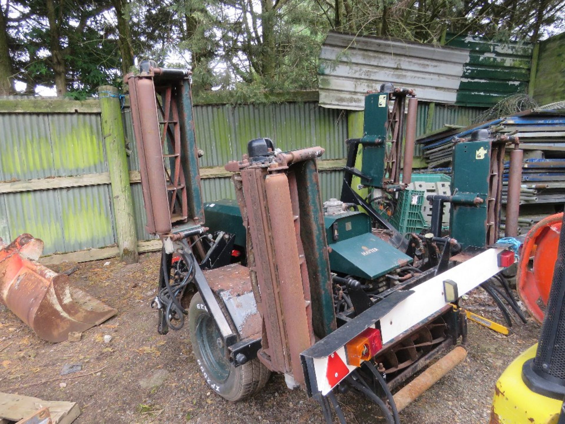 HAYTER TM729 TOWED GHAYTER TM729 TOWED G HAYTER TM729 TOWED GANG MOWER SET, PREVIOUS COUNCIL USEAGE. - Image 2 of 6