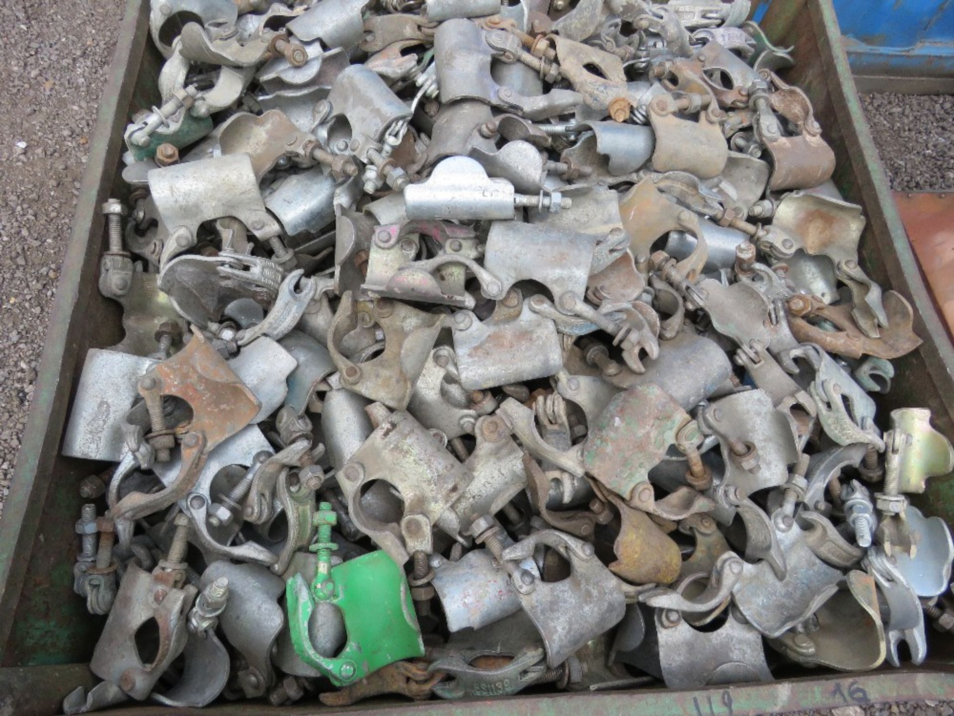 STILLAGE CONTAINING APPROXIMATELY 870 SCAFFOLD CLIPS. NO VAT ON HAMMER PRICE. - Image 4 of 4