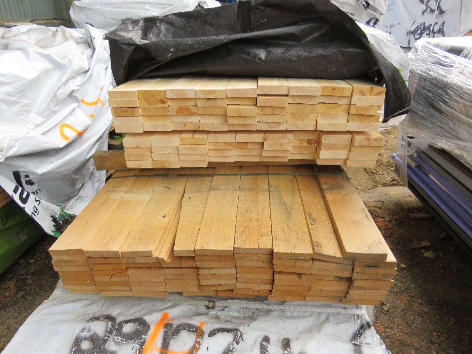 3 X BUNDLES OF MIXED FENCING TIMBERS 1.16-2.5M APPROX. - Image 2 of 6