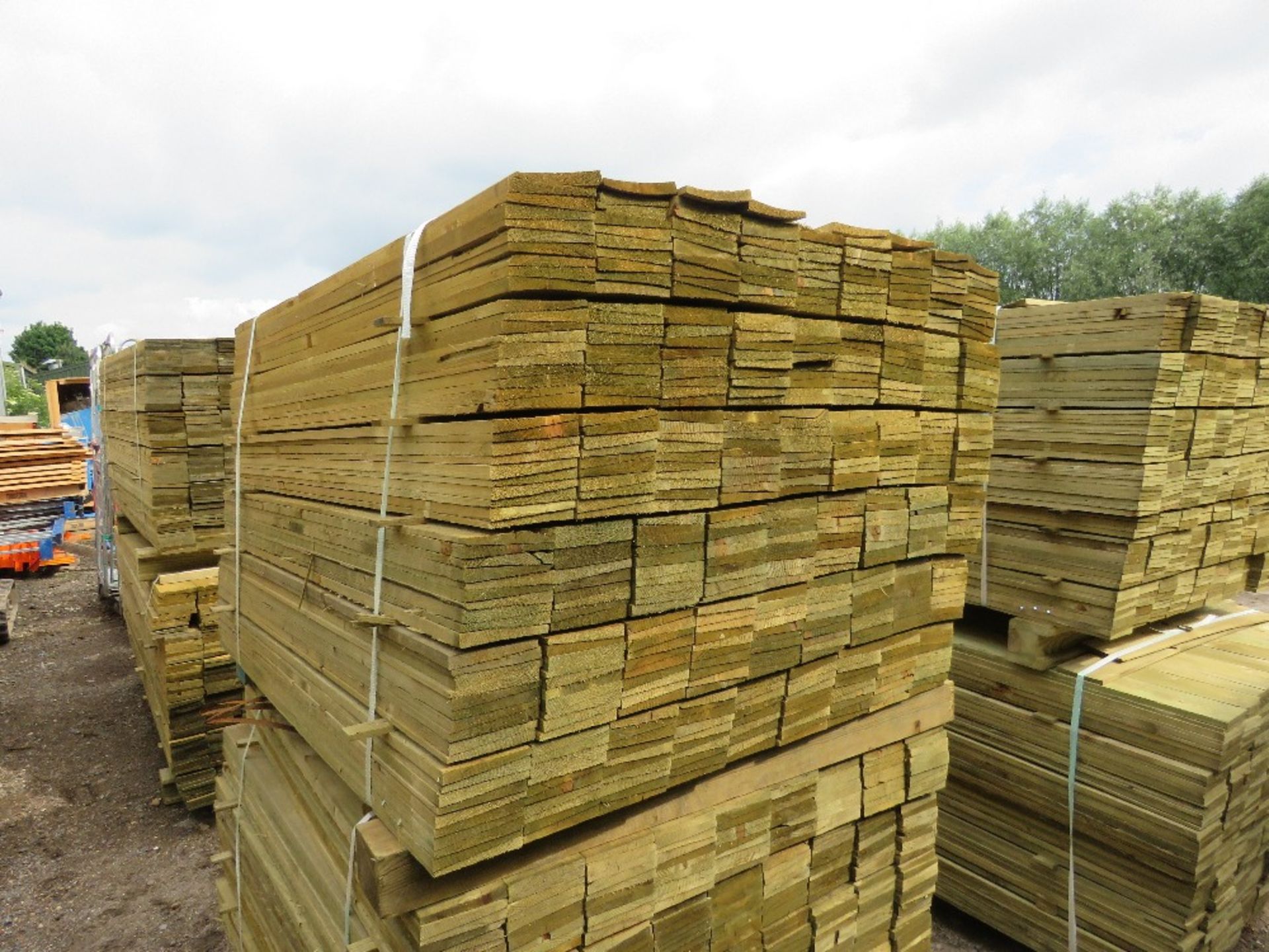 LARGE PACK OF PRESSURE TREATED FEATHER EDGE FENCE CLADDING TIMBERS. 1.20M LENGTH X 10CM WIDTH APPROX - Image 3 of 4