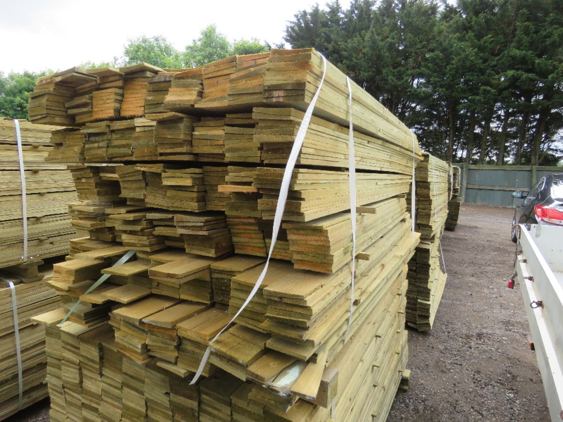 LARGE PACK OF PRESSURE TREATED FEATHER EDGE FENCE CLADDING TIMBERS. MIXED LENGTHS 1.4-1.80M LENGTH X - Image 4 of 4