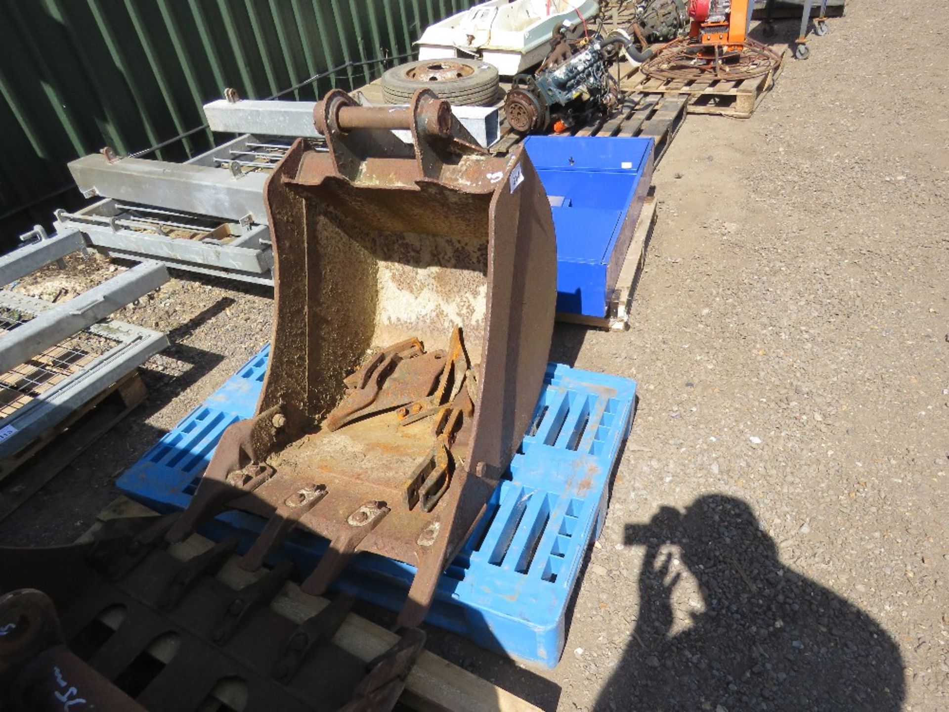 JCB EXCAVATOR BUCKET ON 45MM PINS, 600MM WIDTH. WITH SPARE TEETH. - Image 2 of 5