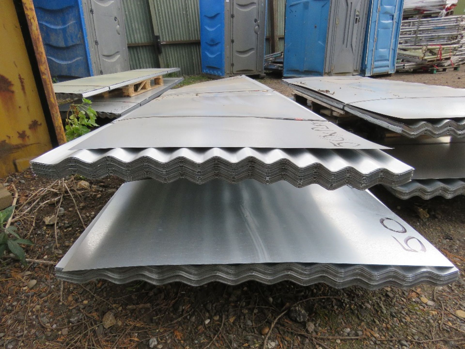 PACK OF 50NO CORRUGATED 12FT LENGTH ROOF SHEETS, GALVANISED. 0.83M WIDTH APPROX. - Image 4 of 5