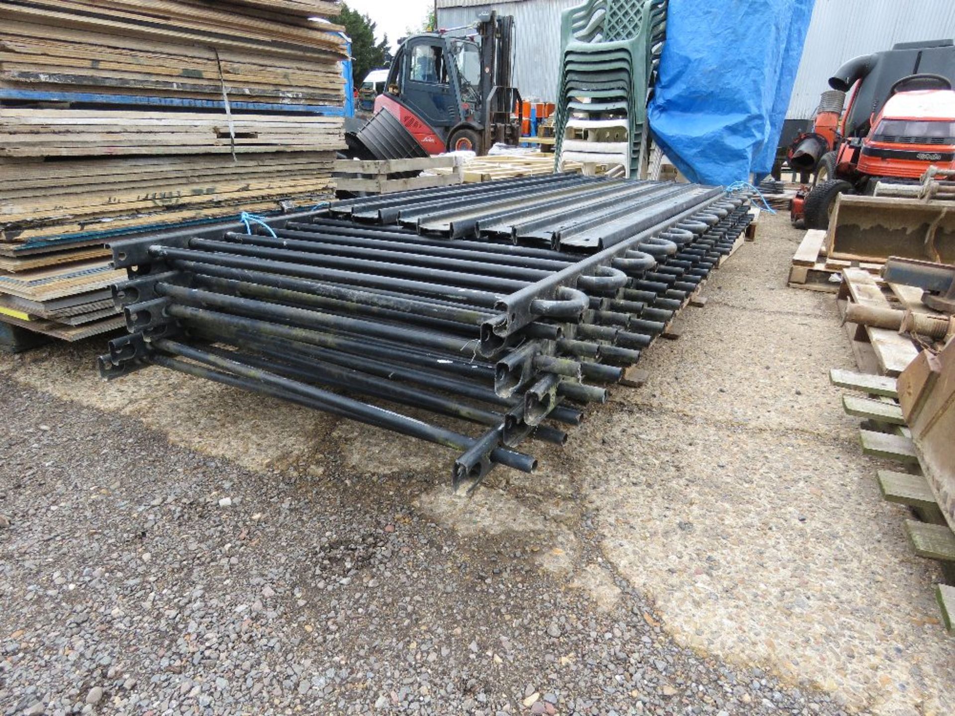 STACK OF 7 X ROUND TOPPED HEAVY DUTY METAL FENCE RAILINGS 2.88M LENGTH X 1.1M HEIGHT APPROX WITH 7 X - Image 5 of 7