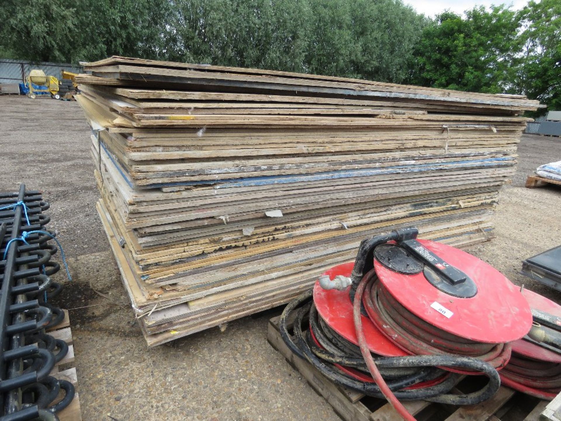 STACK OF PRE USED TIMBER SHEETS, MOSTLY PLYWOOD, 53NO IN TOTAL APPROX. THIS LOT IS SOLD UNDER THE AU - Image 2 of 4