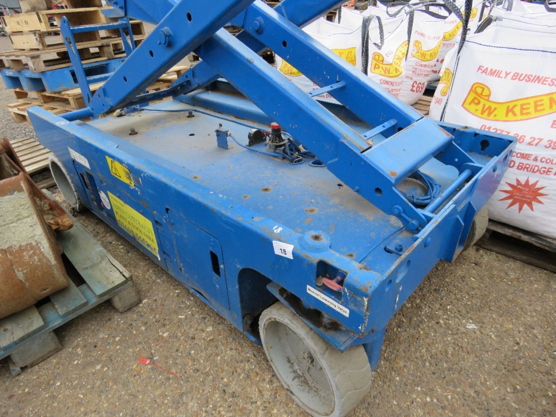 GENIE 2646 BATTERY POWERED SCISSOR ACCESS LIFT. YEAR 2006. DIRECT FROM CONTRACTOR WHO IS DOWNSIZING. - Image 2 of 6