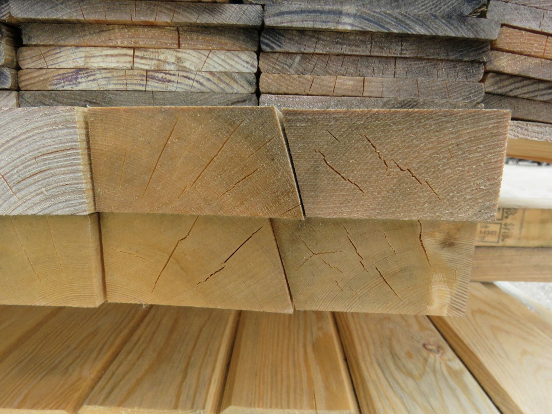 STACK OF ASSORTED FENCING TIMBERS: SHIPLAP, SLATS, BOARDS ETC. - Image 8 of 8