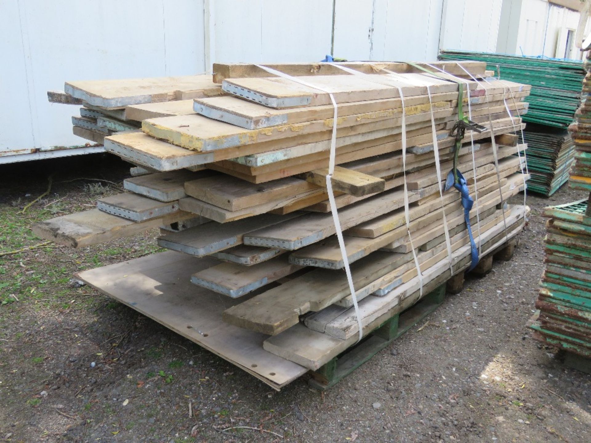 STACK OF ASSORTED SCAFFOLD BOARDS AND TIMBERS, MIXED LENGTHS.2 X THIS LOT IS SOLD UNDER THE AUCTIO - Image 2 of 3