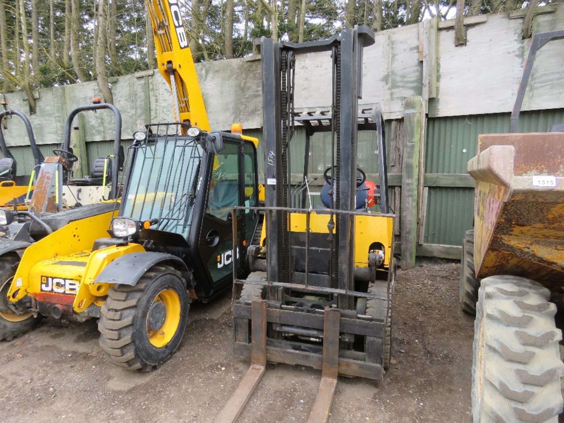 YALE GAS POWERED 2.5TONNE FORKLIFT WITH SIDE SHIFT. WHEN TESTED WAS SEEN TO START, DRIVE, STEER, LIF - Image 3 of 8