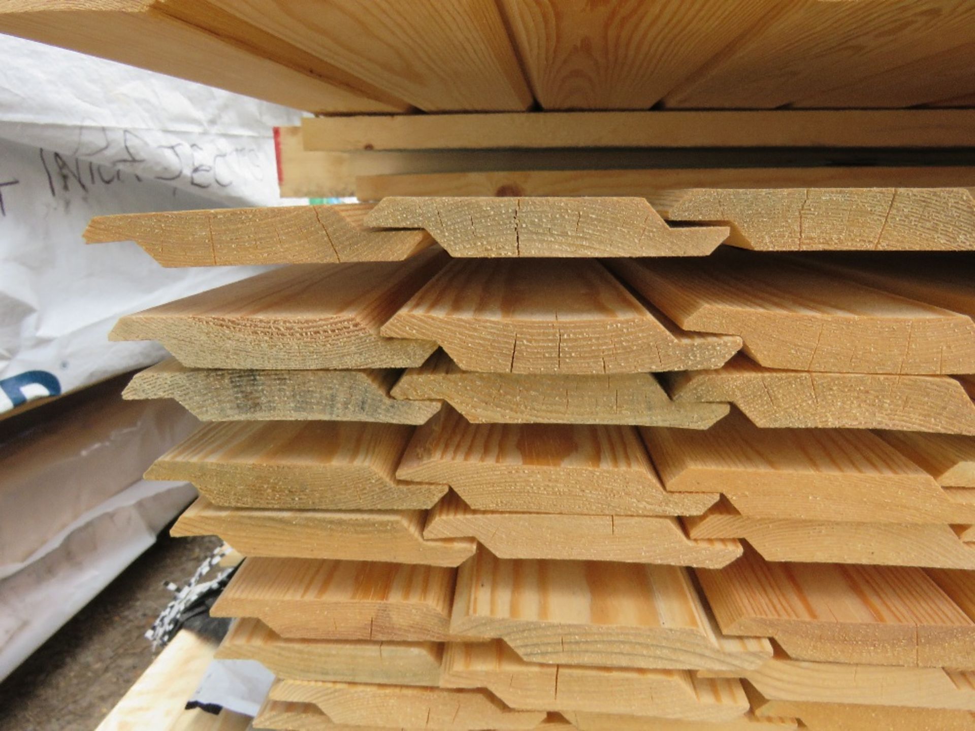 STACK OF ASSORTED FENCING TIMBERS: SHIPLAP, SLATS, BOARDS ETC. - Image 6 of 8