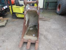 DROMONE EXCAVATOR BUCKET ON 80MM PINS, 600MM WIDTH APPROX. DIRECT FROM LOCAL CONSTRUCTION COMPA