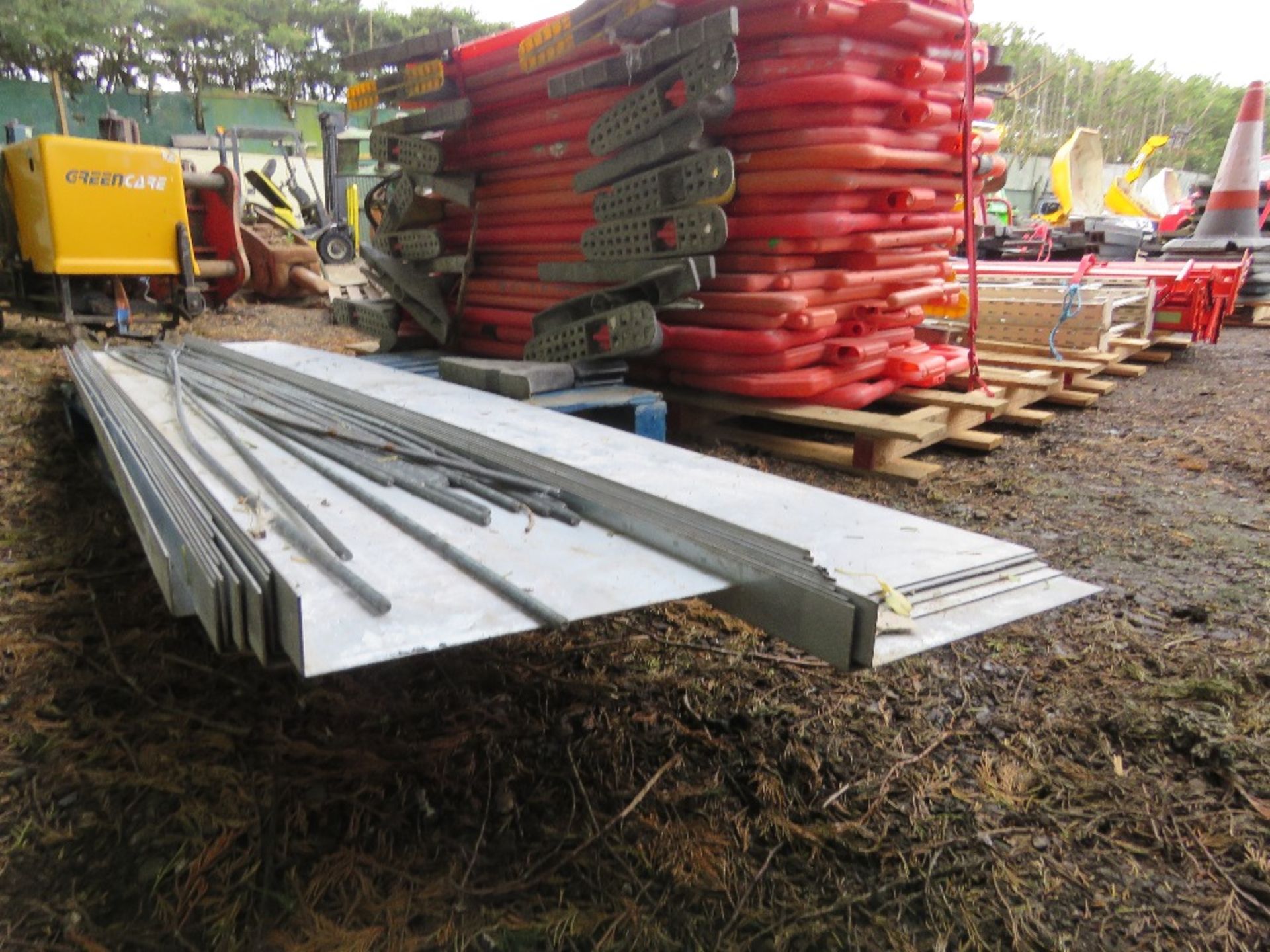 ASSORTED FOLDED METAL CORNER/FACIA PANELS @ 10FT LENGTH APPROX PLUS THREADED RODS. THIS LOT IS SOLD - Image 4 of 4