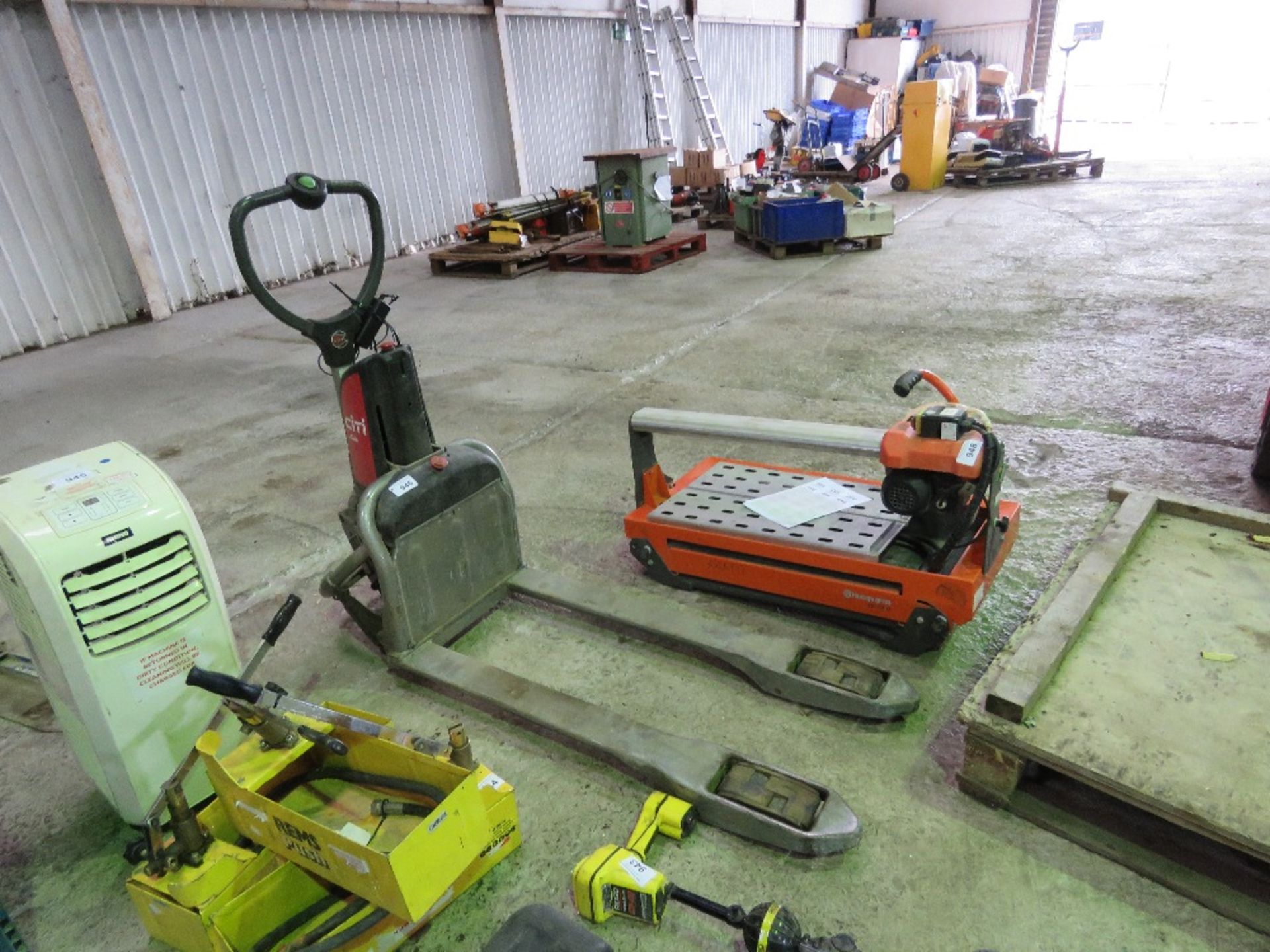 LINDE CITI BATTERY POWERED PALLET TRUCK. SHOWS 30 REC HOURS BUT NOT SHOWING POWER, THEREFORE SOLD AS - Image 3 of 6