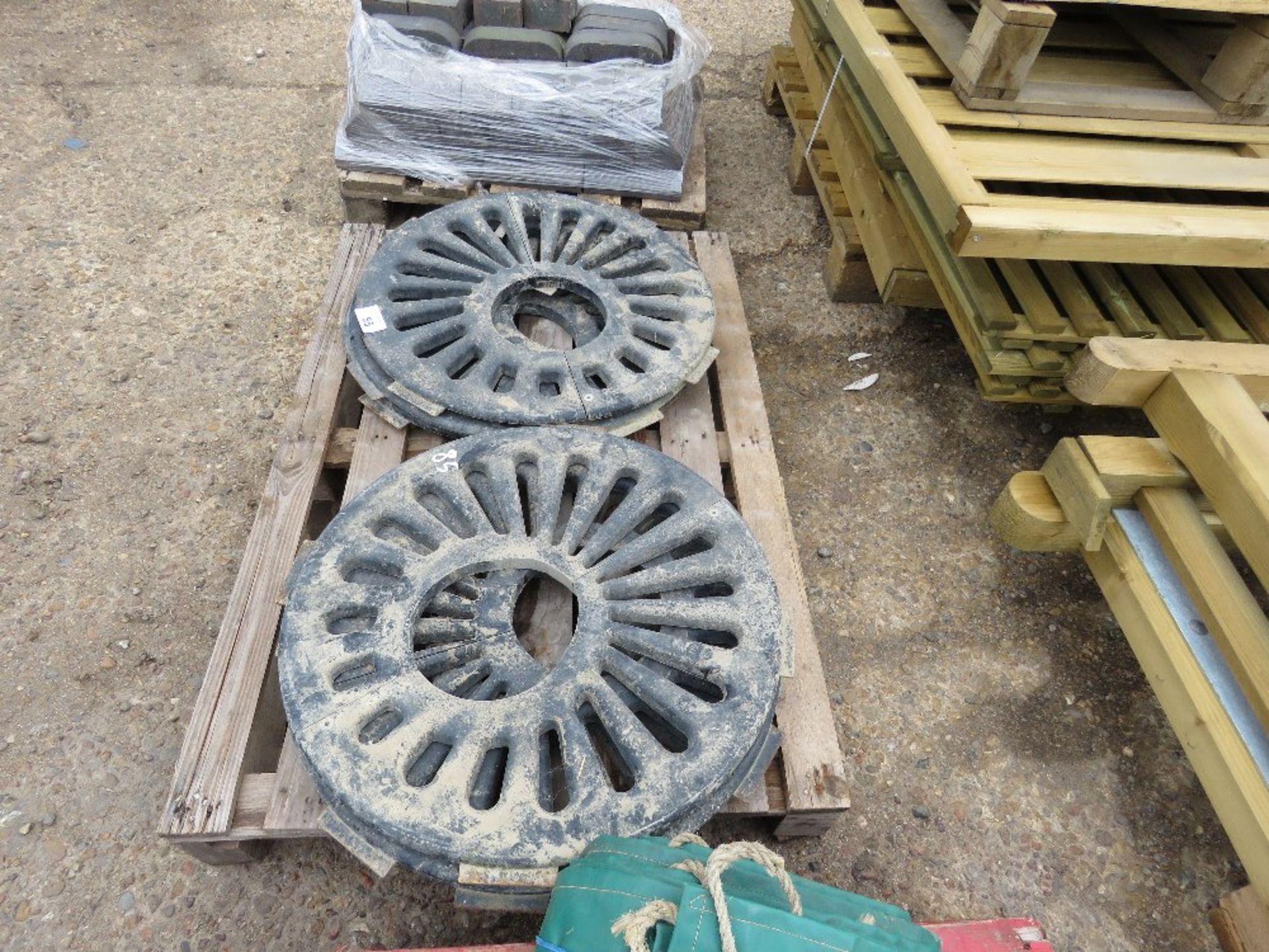 6 X TREE SURROUNDING GRILLES, 63CM DIAMETER APPROX. THIS LOT IS SOLD UNDER THE AUCTIONEERS MARGIN SC - Image 4 of 4