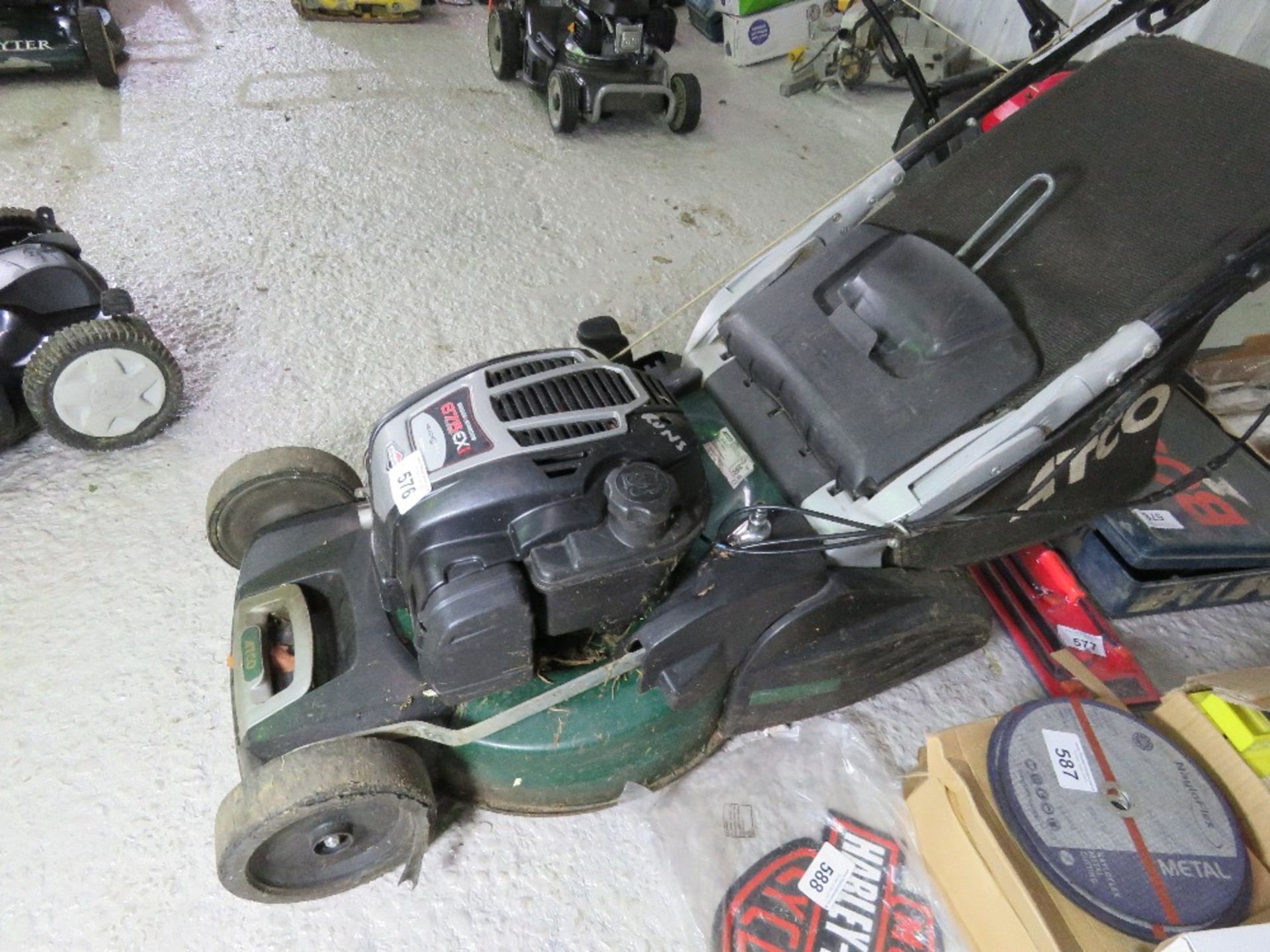 ATCO ROLLER MOWER WITH A COLLECTOR. WHEN TESTED WAS SEEN TO RUN. THIS LOT IS SOLD UNDER THE AUCTION - Image 5 of 5