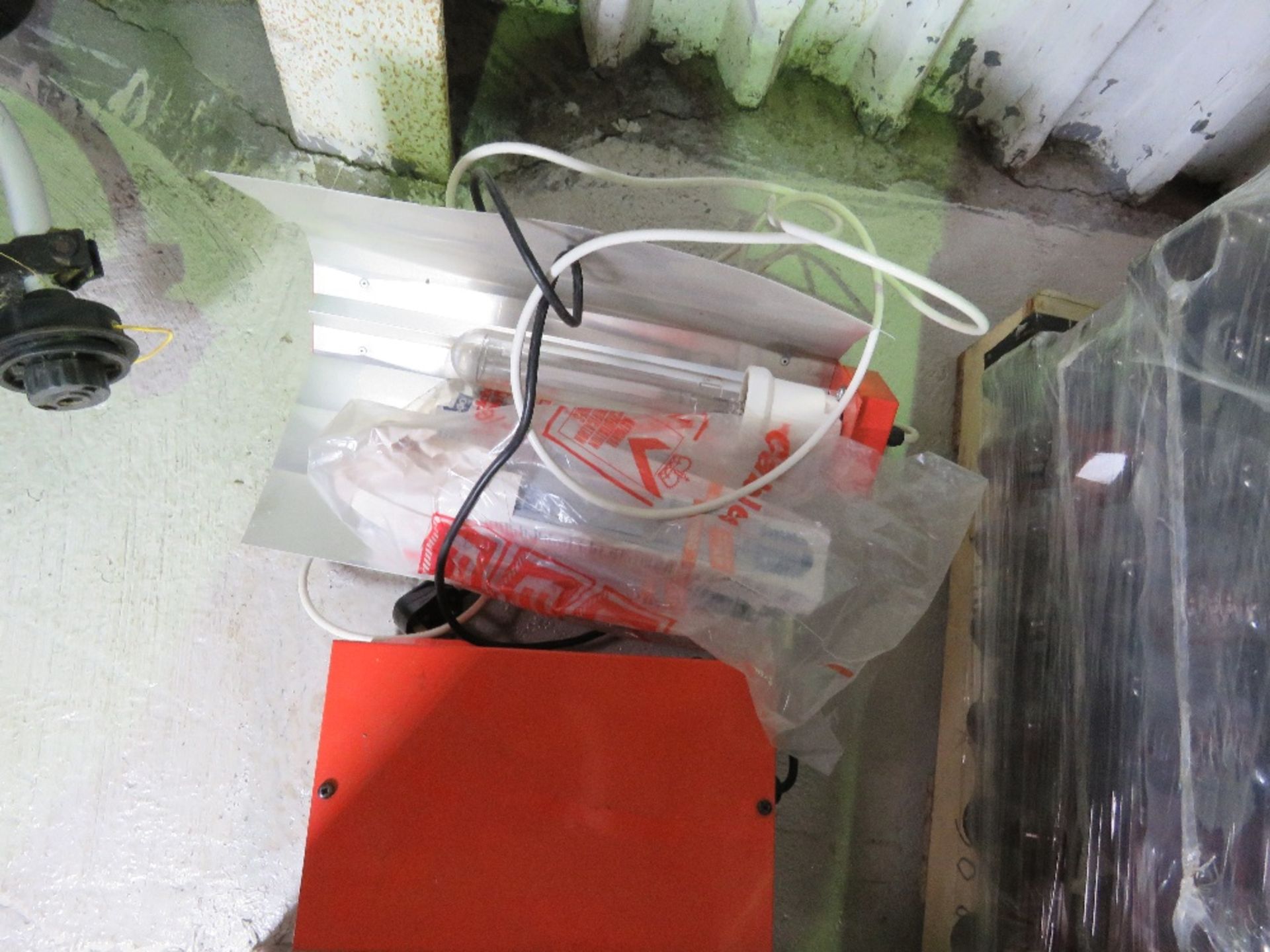 PLANT GROWING LAMP UNIT WITH SPARE BULBS PLUS A TRANSFORMER PLUS ASSORTED IRRIGATION / HYDRAPONIC IT - Image 2 of 4