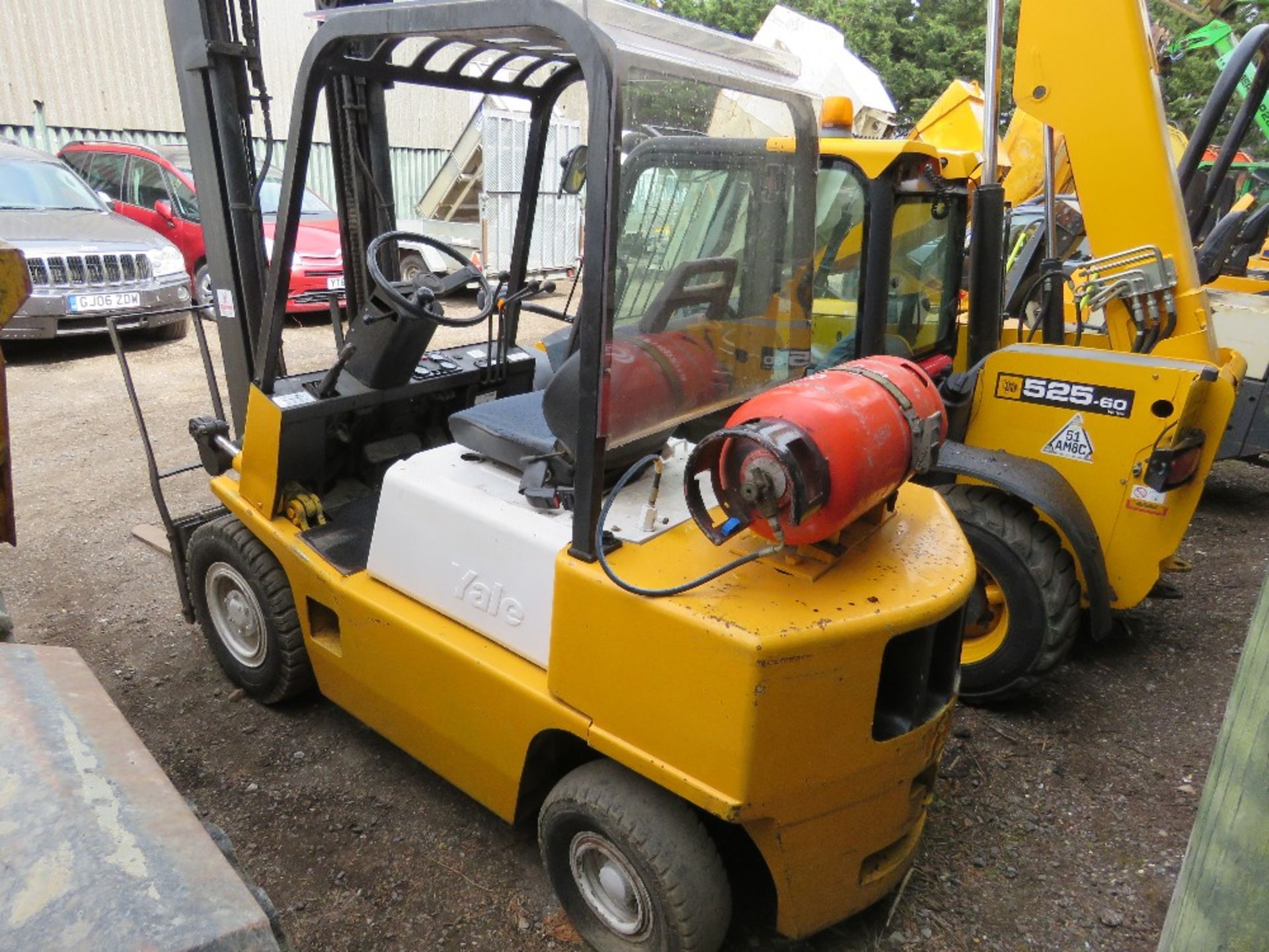 YALE GAS POWERED 2.5TONNE FORKLIFT WITH SIDE SHIFT. WHEN TESTED WAS SEEN TO START, DRIVE, STEER, LIF