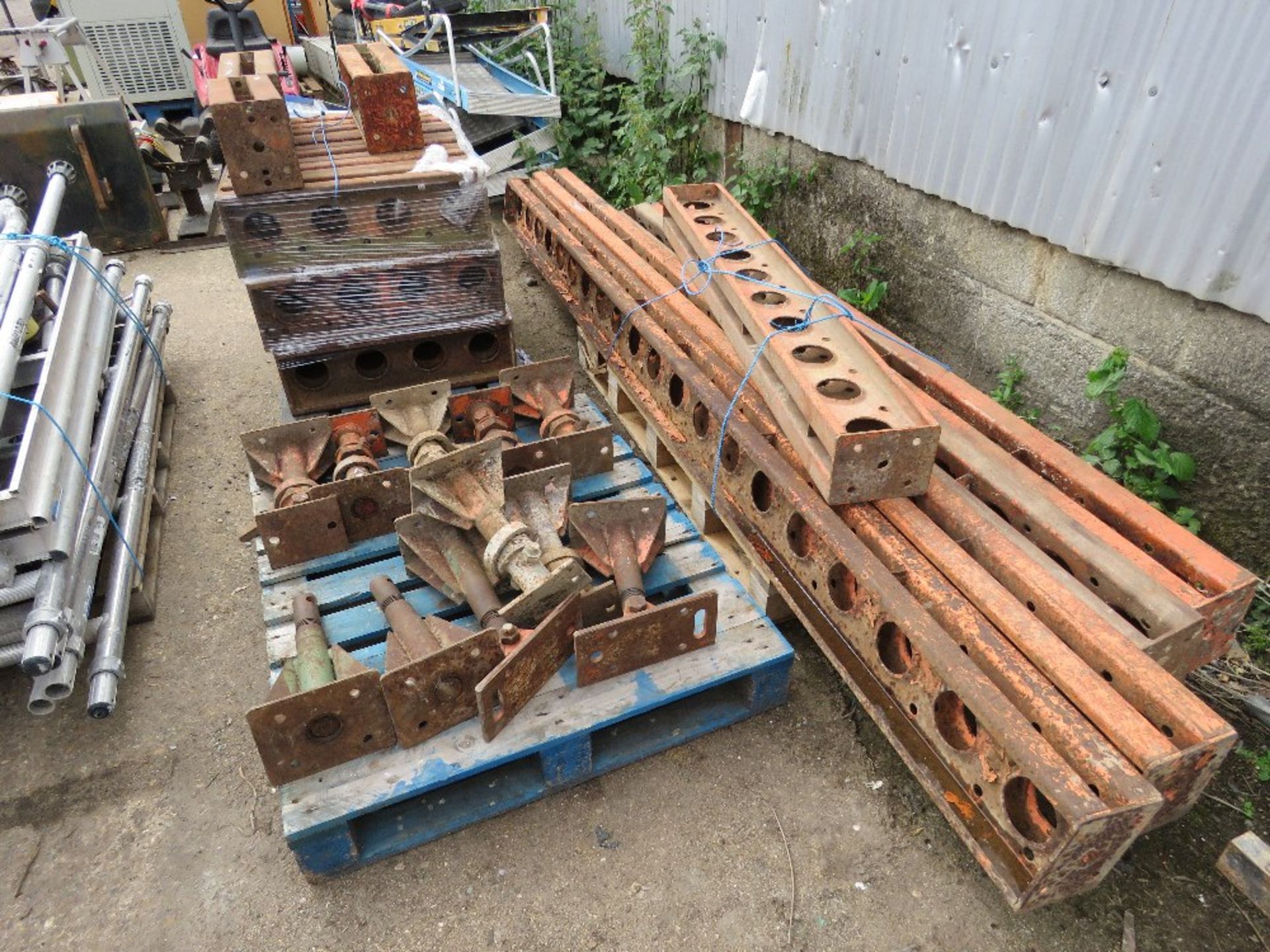 ASSORTED STRONG BACK TYPE FORMWORK SUPPORT BEAMS, 0.7M-3.6M APPROX PLUS ADJUSTABLE SUPPORTS. DIRECT - Image 5 of 5