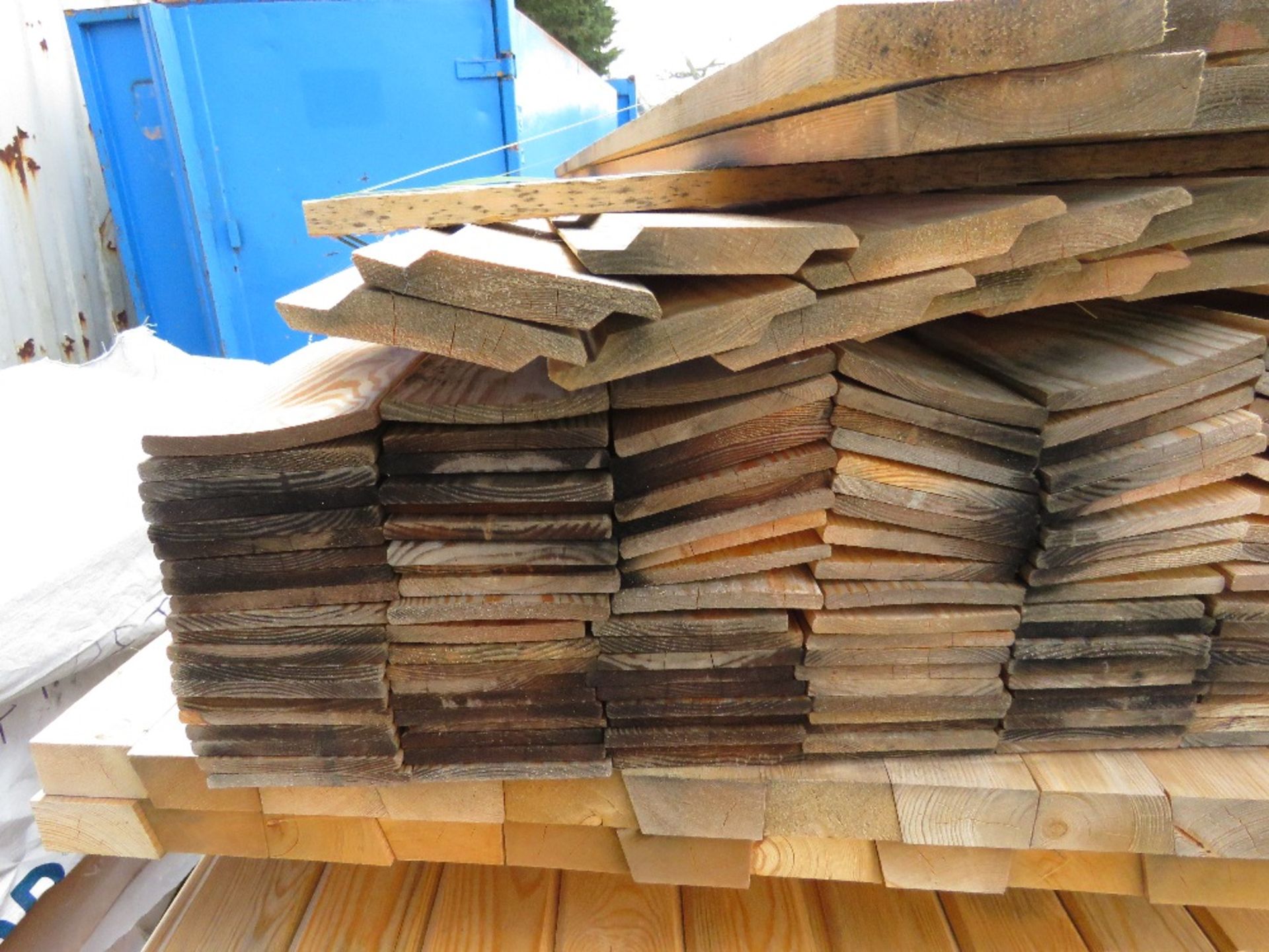 STACK OF ASSORTED FENCING TIMBERS: SHIPLAP, SLATS, BOARDS ETC. - Image 7 of 8