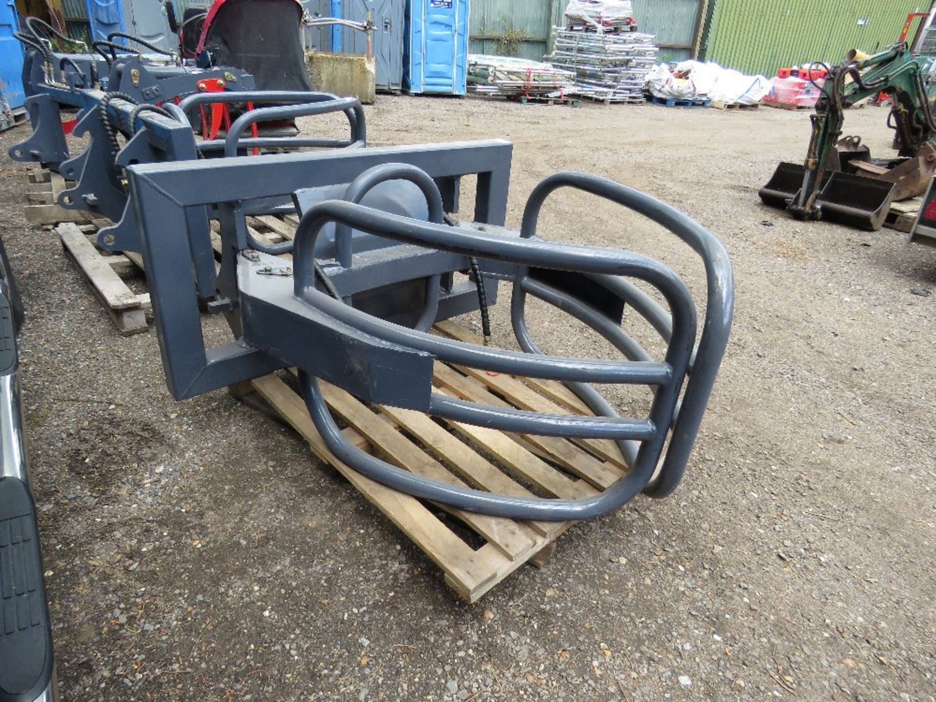 WRAPPED BALE SQUEEZE ATTACHMENT FOR TRACTOR FOREND LOADER OF FORKLIFT/TELHANDLER, UNUSED. - Image 3 of 4