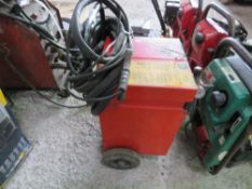 PLASMA CUTTER UNIT, 240VOLT POWERED. UNIT WAS WORKING BUT GUN NEEDS ATTENTION. NO VAT ON HAMMER PRI