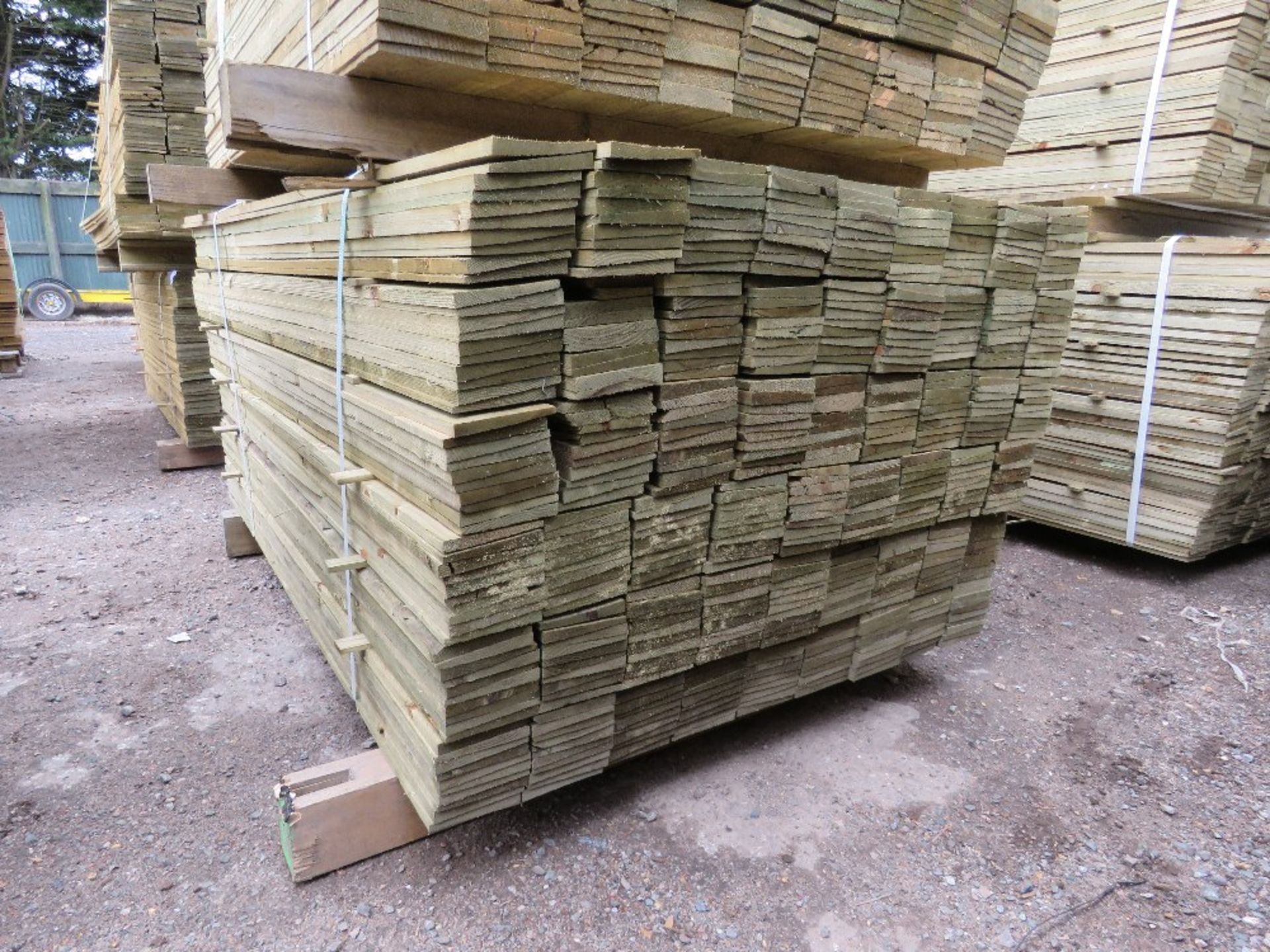 LARGE PACK OF PRESSURE TREATED FEATHER EDGE FENCE CLADDING TIMBERS. 1.20M LENGTH X 10CM WIDTH APPROX - Image 4 of 4