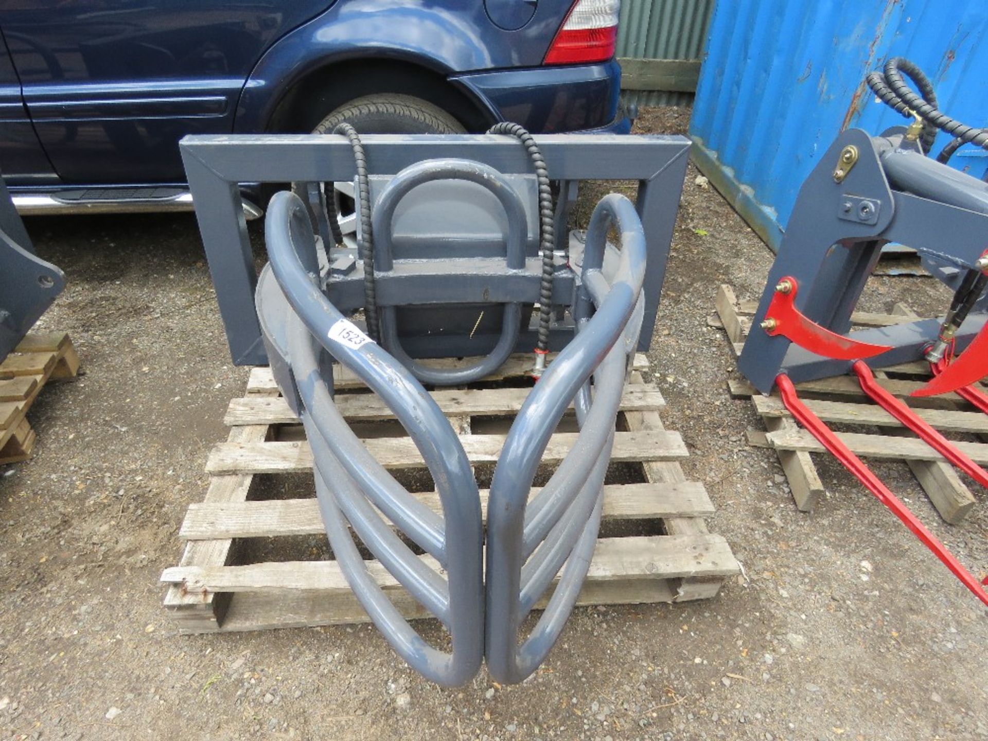 WRAPPED BALE SQUEEZE ATTACHMENT FOR TRACTOR FOREND LOADER OF FORKLIFT/TELHANDLER, UNUSED. - Image 2 of 4