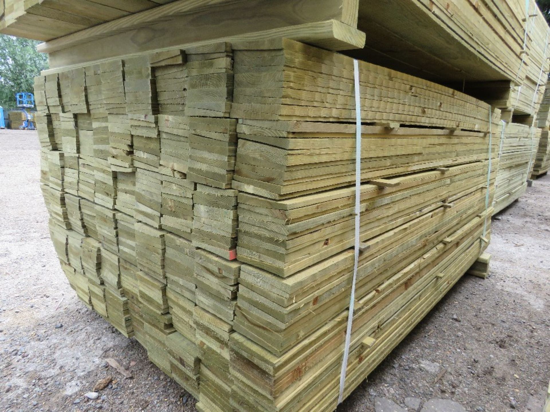 LARGE PACK OF PRESSURE TREATED FEATHER EDGE FENCE CLADDING TIMBERS. 1.65M LENGTH X 10CM WIDTH APPROX - Image 3 of 4