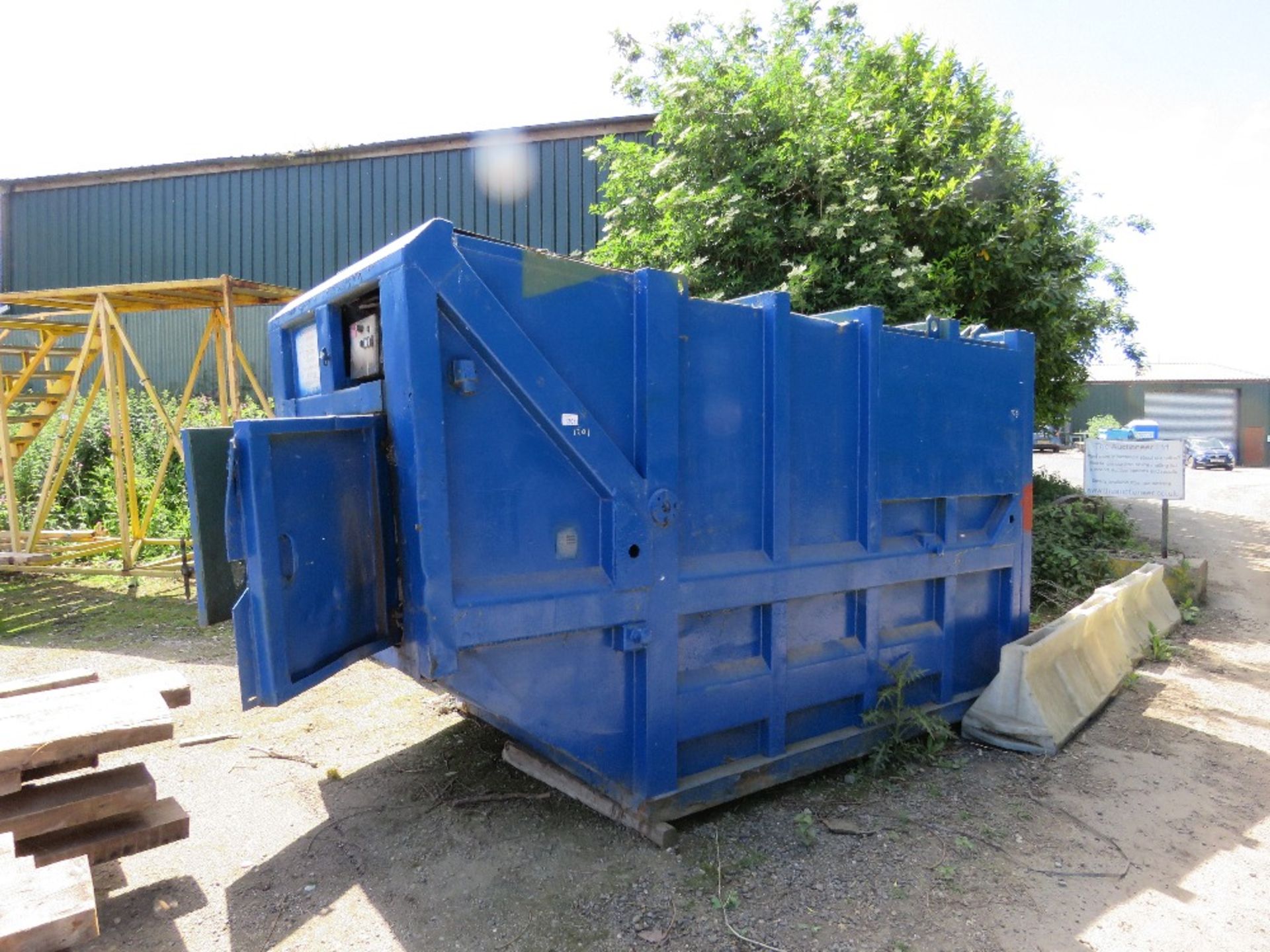 ANCHORPA SYSTEMS CHAINLIFT ENCLOSED COMPACTOR SKIP, 3PHASE POWERED.