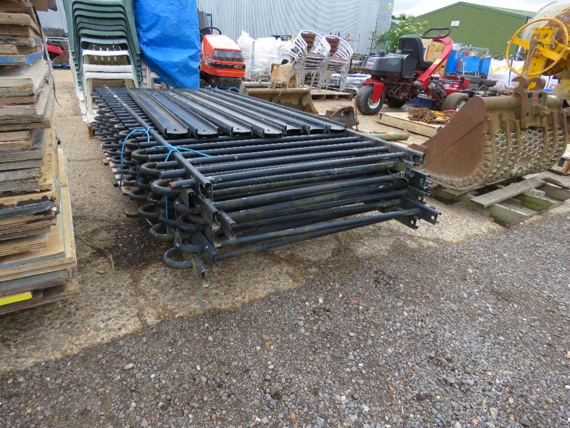 STACK OF 7 X ROUND TOPPED HEAVY DUTY METAL FENCE RAILINGS 2.88M LENGTH X 1.1M HEIGHT APPROX WITH 7 X - Image 4 of 7
