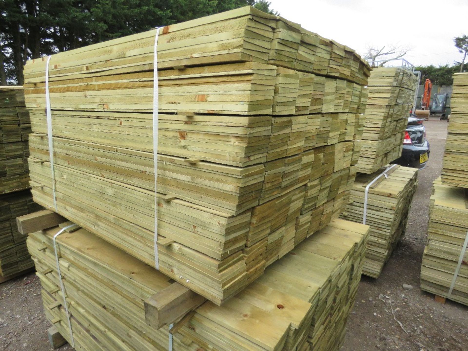 LARGE PACK OF PRESSURE TREATED FEATHER EDGE FENCE CLADDING TIMBERS. 1.35M LENGTH X 10CM WIDTH APPROX - Image 4 of 4