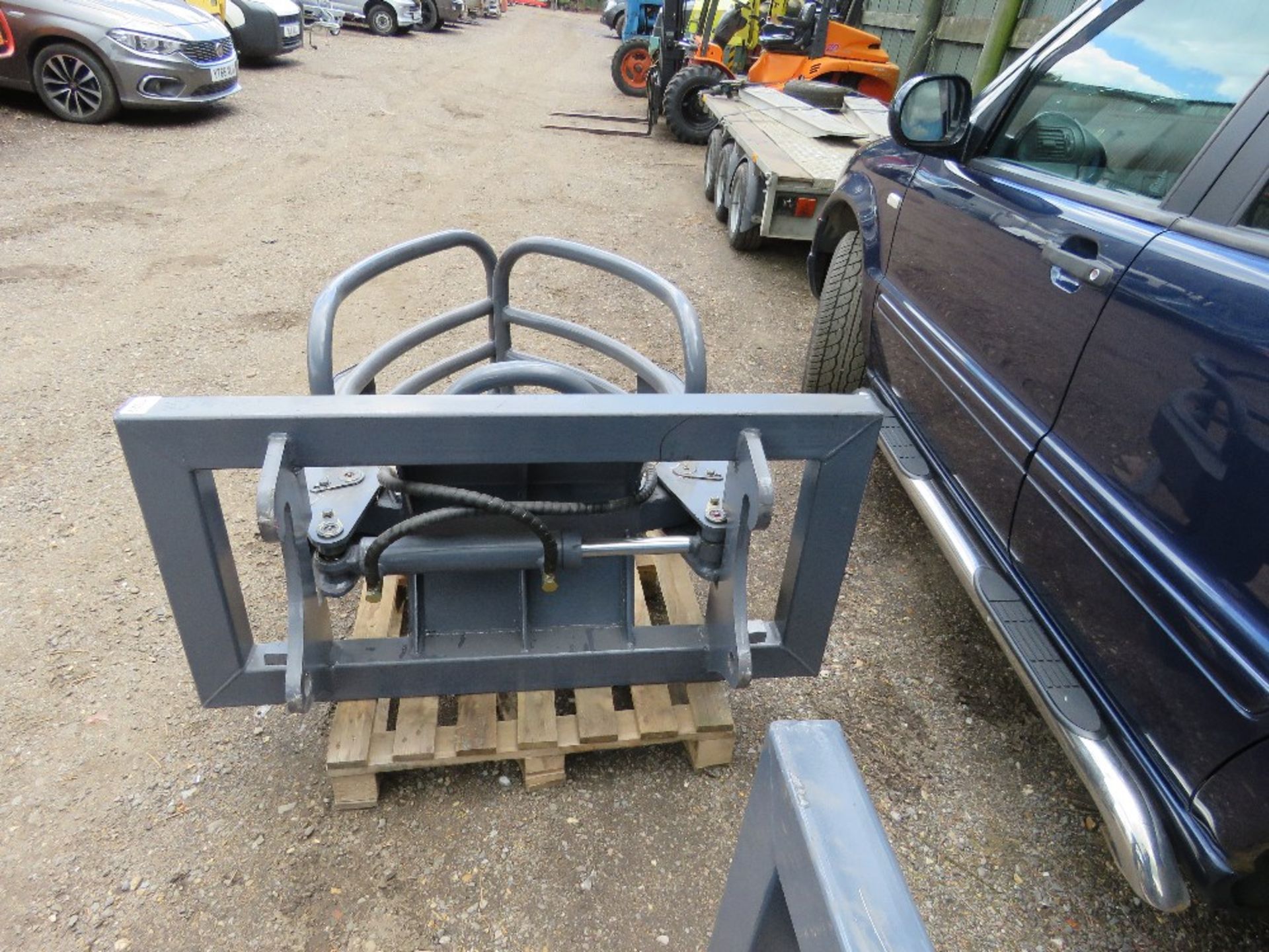 WRAPPED BALE SQUEEZE ATTACHMENT FOR TRACTOR FOREND LOADER OF FORKLIFT/TELHANDLER, UNUSED. - Image 4 of 4