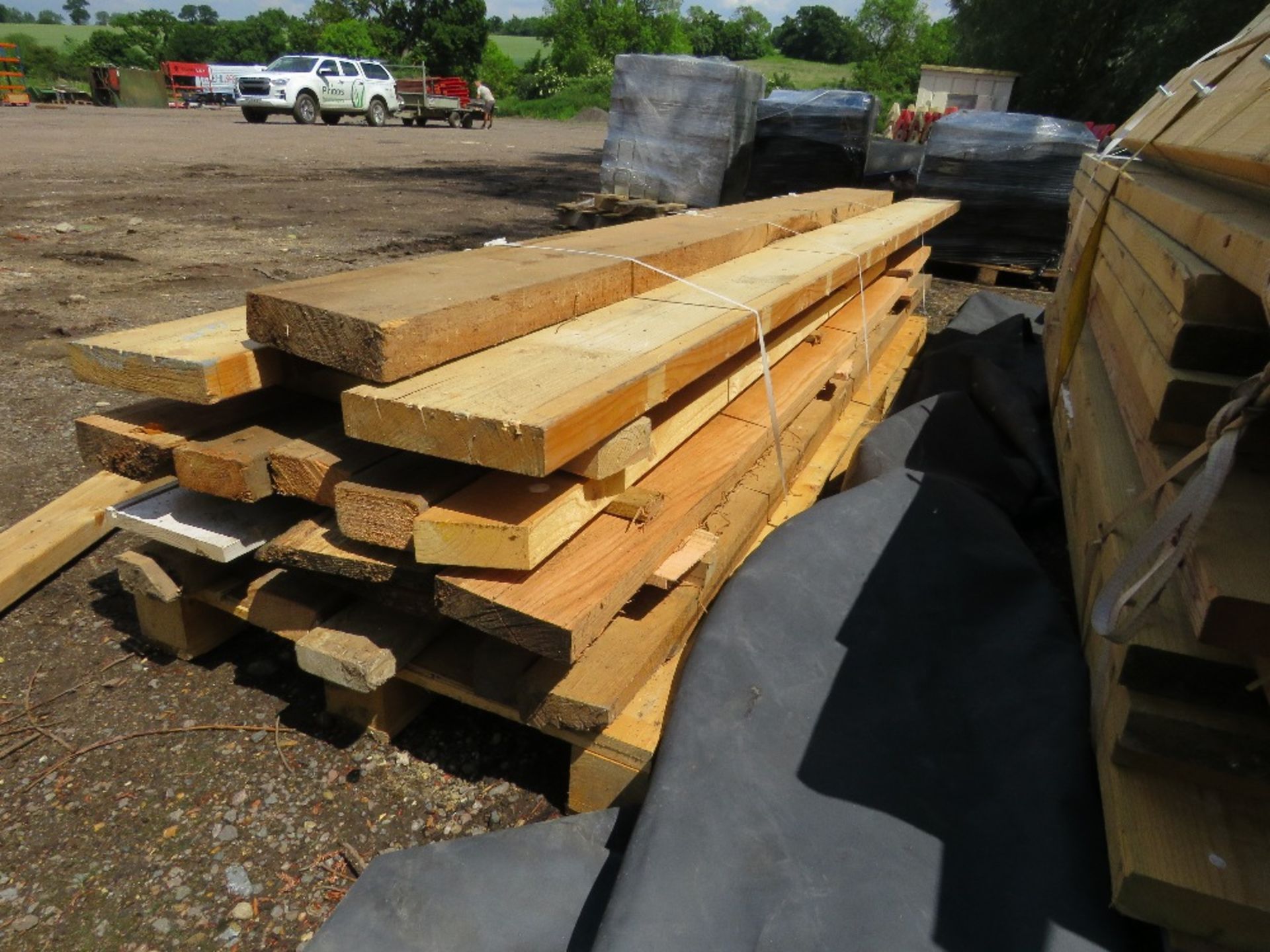 MIXED TIMBER BOARDS AND TIMBERS, SOME OAK, 11FT MAX LENGTH. THIS LOT IS SOLD UNDER THE AUCTIONEERS M - Image 4 of 4