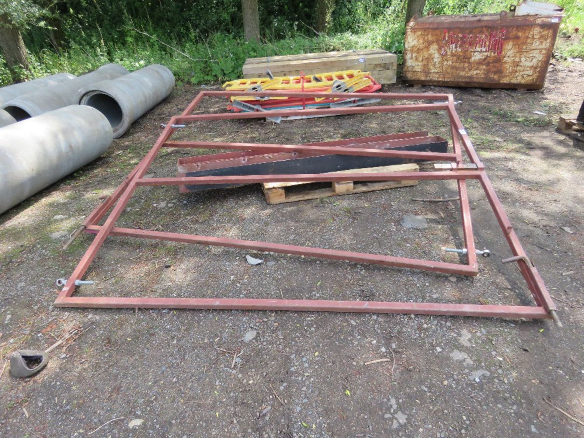 2 X METAL SITE GATE FRAMES PLUS POSTS. 2M HEIGHT X 2.4M WIDTH APPROX. THIS LOT IS SOLD UNDER THE AUC