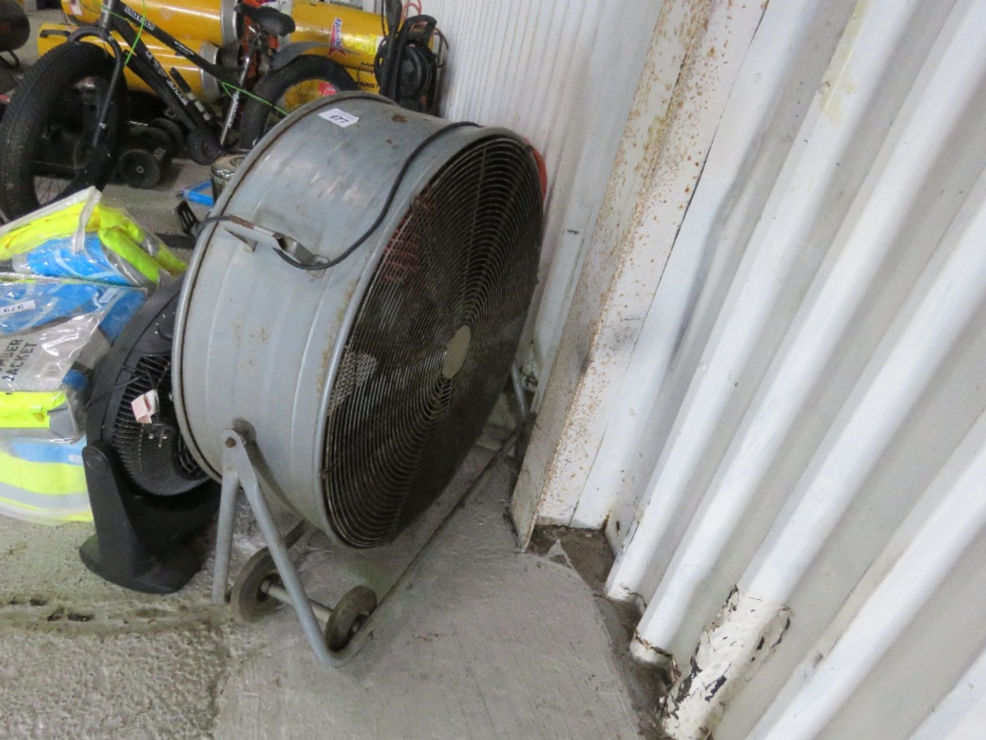 2 X LARGE FANS. THIS LOT IS SOLD UNDER THE AUCTIONEERS MARGIN SCHEME, THEREFORE NO VAT WILL BE CHARG - Image 3 of 3