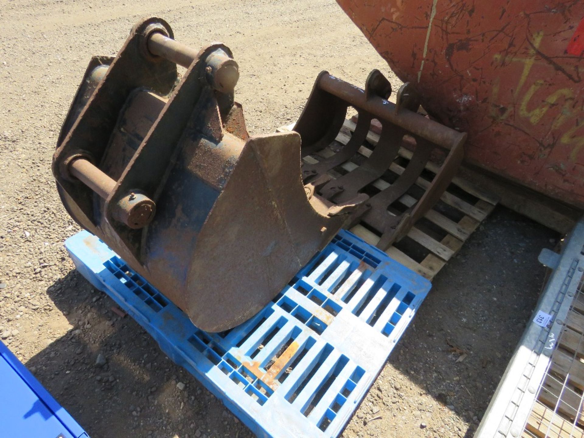 JCB EXCAVATOR BUCKET ON 45MM PINS, 600MM WIDTH. WITH SPARE TEETH. - Image 4 of 5