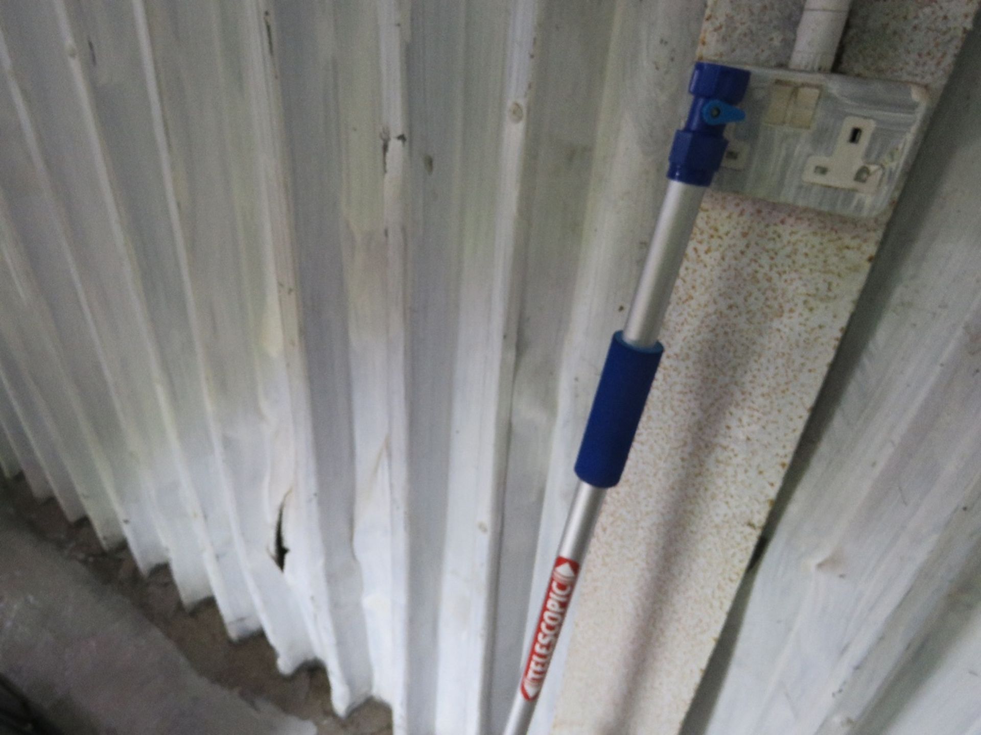 TELESCOPIC LORRY WASH BRUSH. - Image 2 of 2