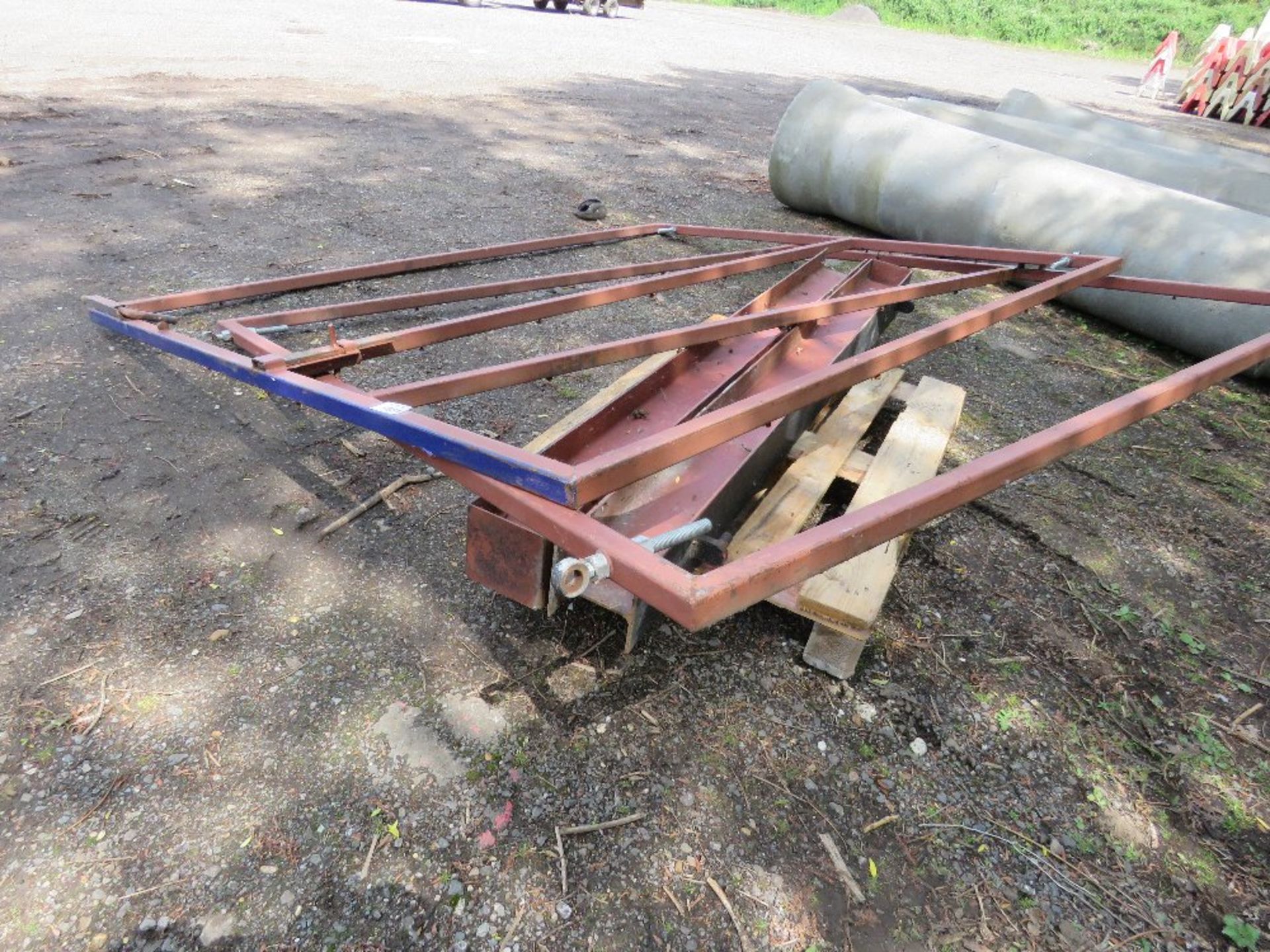 2 X METAL SITE GATE FRAMES PLUS POSTS. 2M HEIGHT X 2.4M WIDTH APPROX. THIS LOT IS SOLD UNDER THE AUC - Image 4 of 6