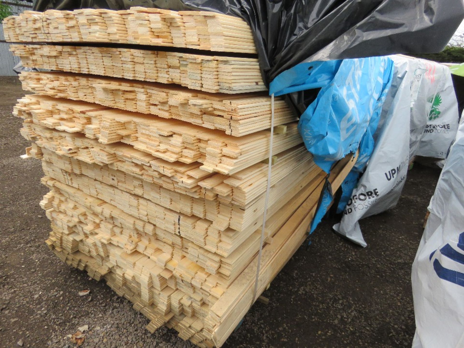 EXTRA LARGE PACK OF UNTREATED WOVEN FENCING TIMBER SLATS 40MM WIDTH X 1.75M LENGTH APPROX. - Image 3 of 3