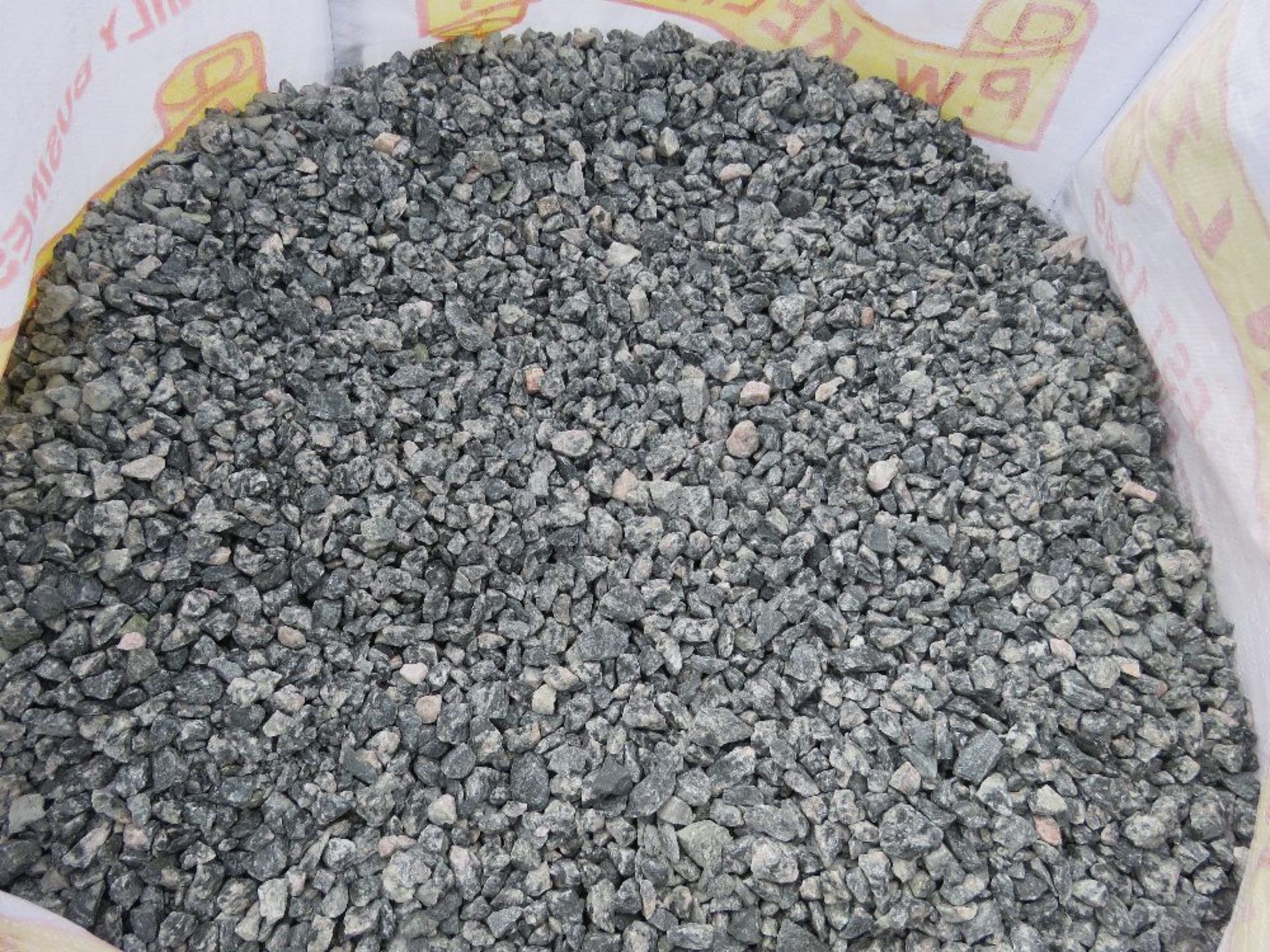BULK BAG OF DECORATIVE GRANITE CHIPPINGS 20MM SIZE APPROX. CANCELLED ORDER. THIS LOT IS SOLD UNDER