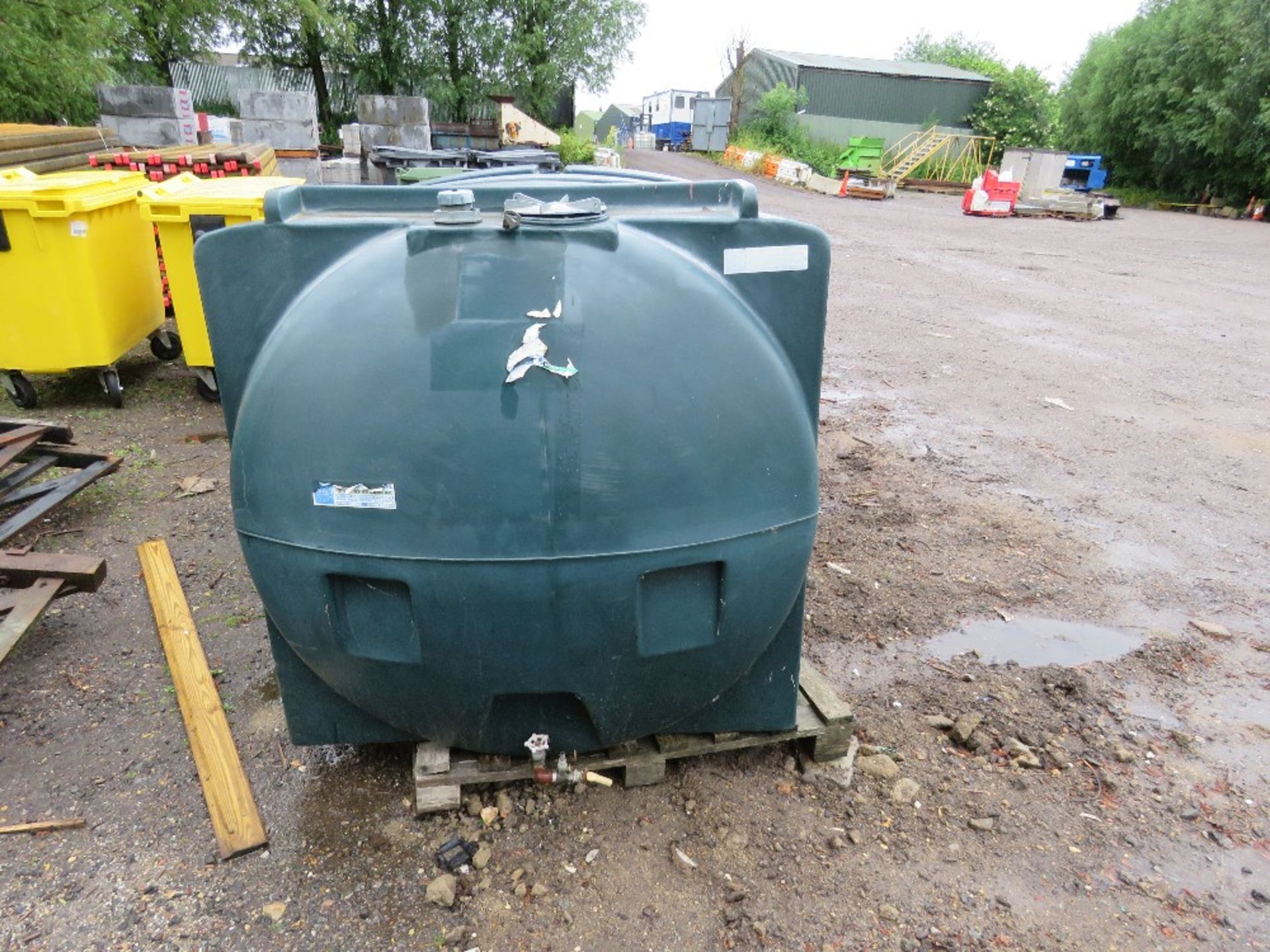 LARGE PLASTIC OIL TANK, SOURCED FROM SITE CLEARANCE. THIS LOT IS SOLD UNDER THE AUCTIONEERS MARGIN S - Image 3 of 5